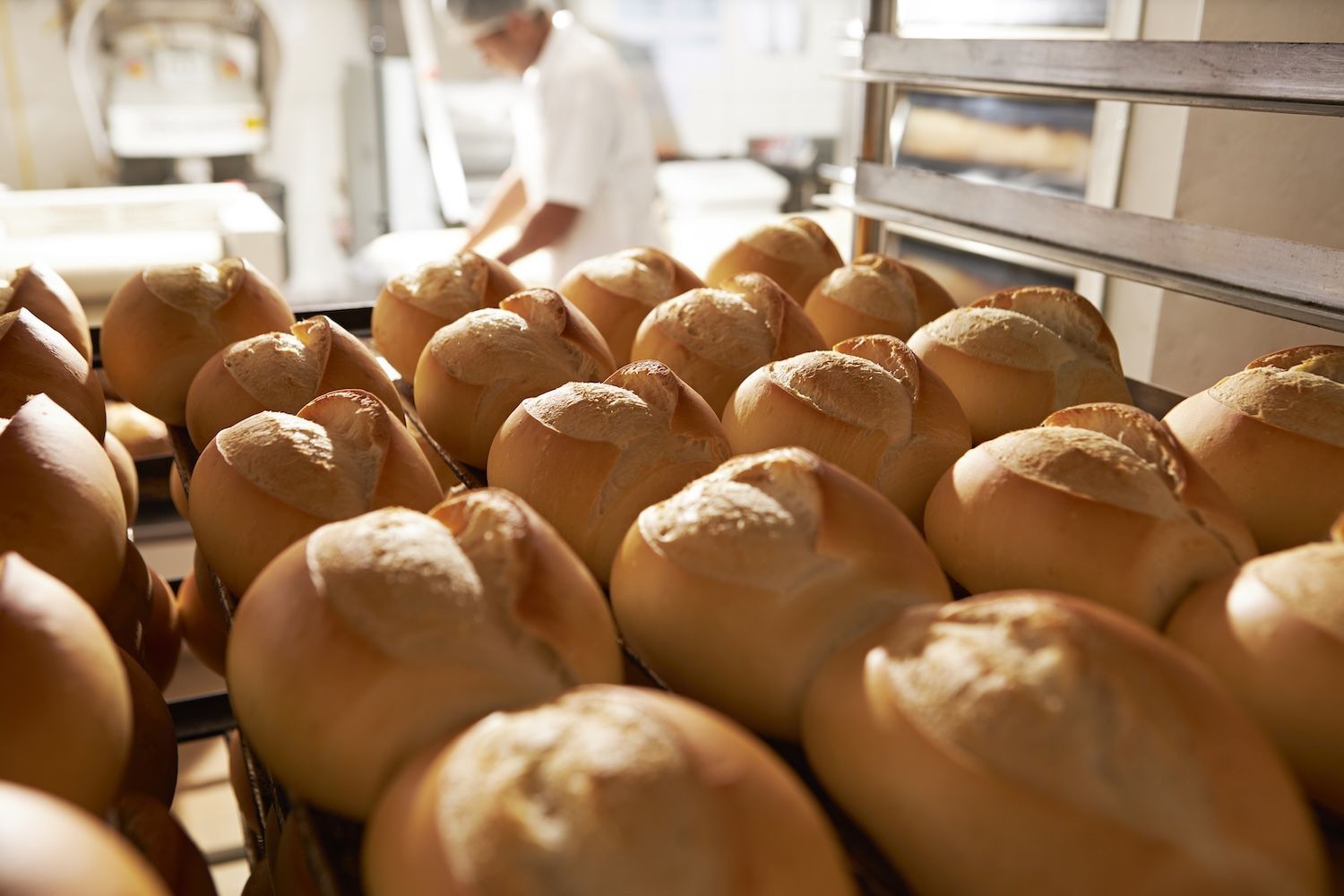 Dona Deôla vende 1,15 milhão de pães franceses por mês • Jota Oshiro