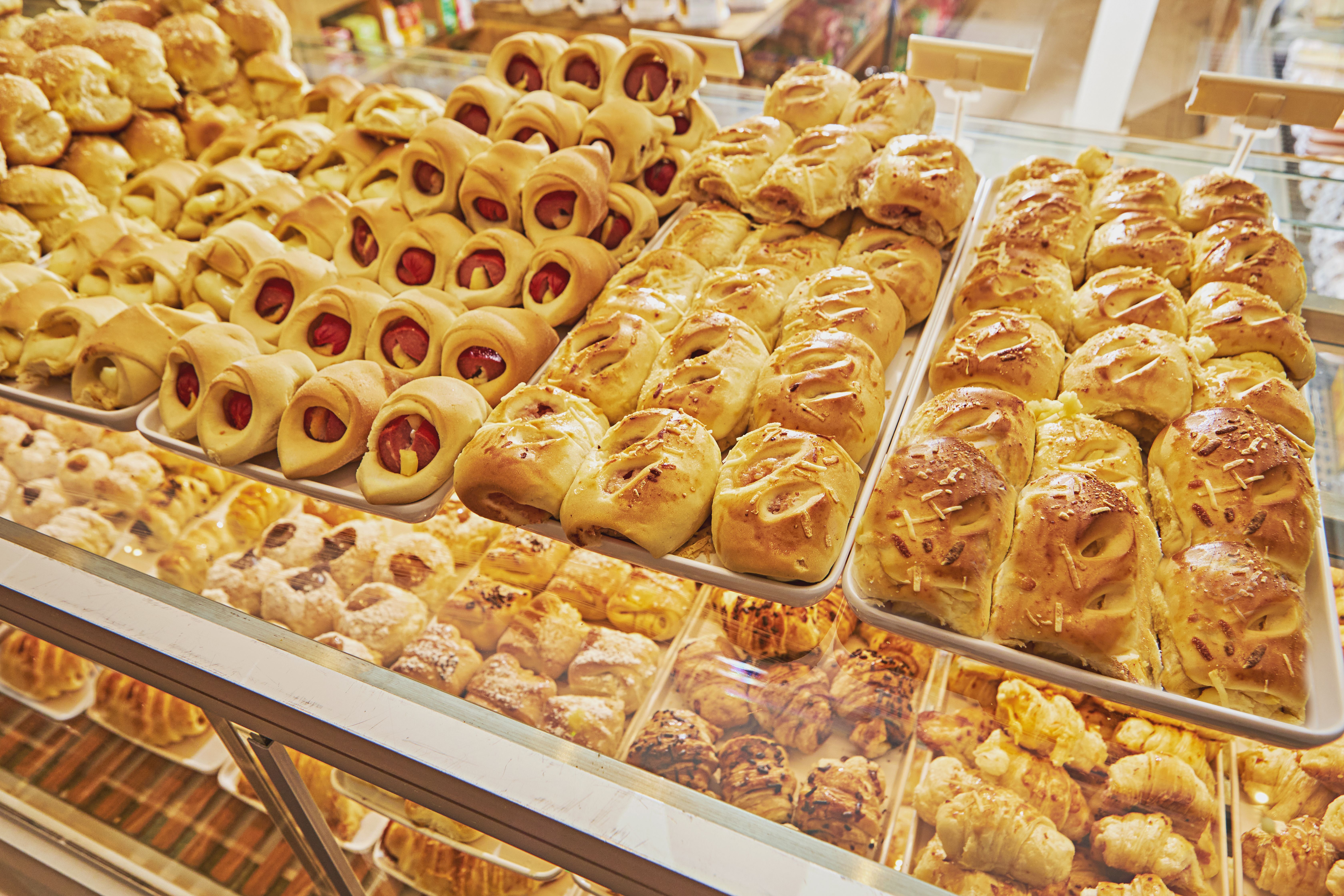 Uma vitrine que conta 30 anos de história: hoje, a Dona Deôla vende 27 mil coxinhas e 102 mil cafés por mês • Jota Oshiro