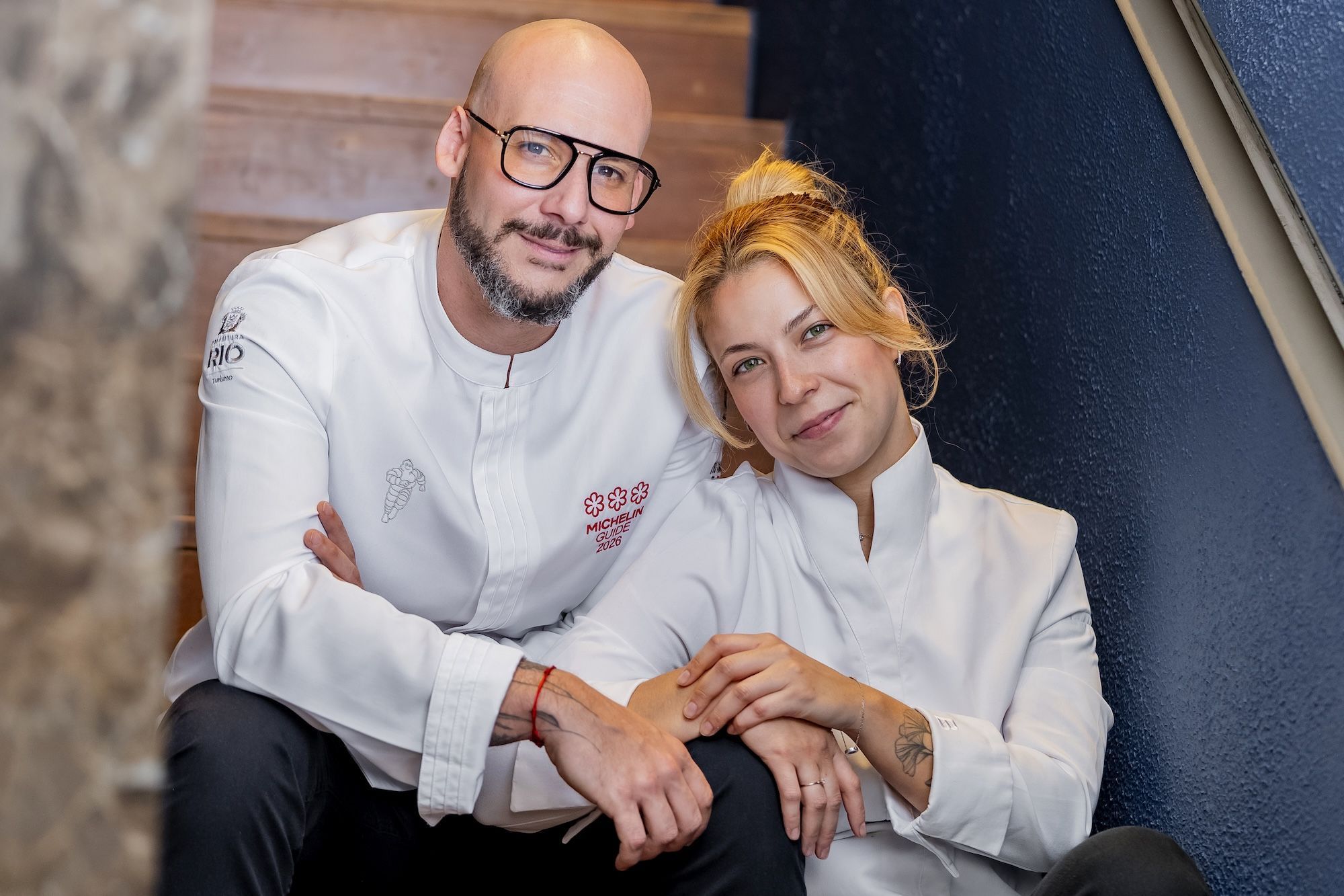Luiz Filipe e Bianca, casal de chefs à frente do Evvai, que em abril conquistou três estrelas Michelin com uma cozinha criativa que cruza a tradição italiana com ingredientes, referências e sabores brasileiros • Tadeu Brunelli