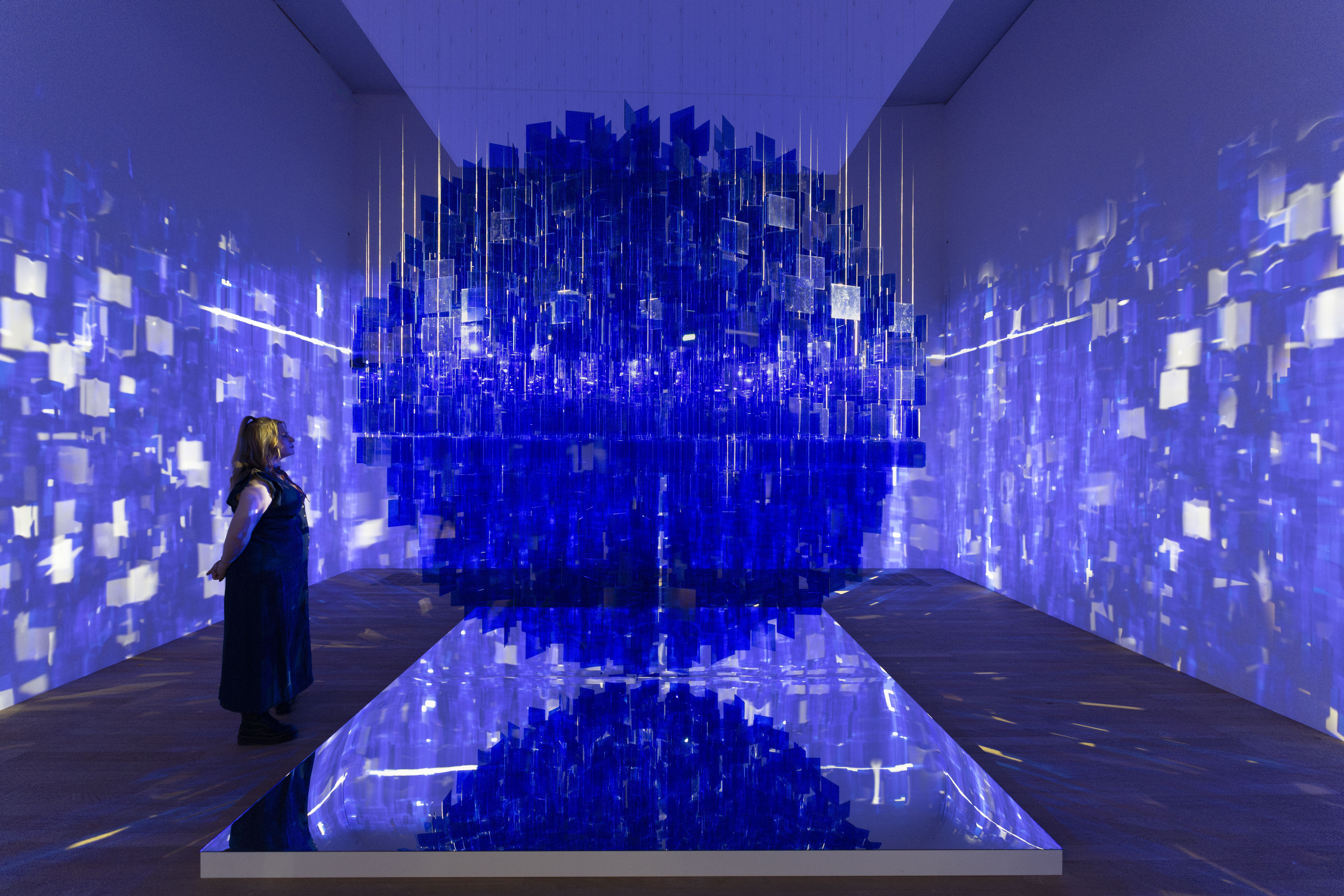 Obra de Julio Le Parc na Tate Modern, em Londres. Pioneiro da arte cinética e óptica, o artista argentino explora luz, movimento e percepção em instalações imersivas • © Tate (Kathleen Arundell