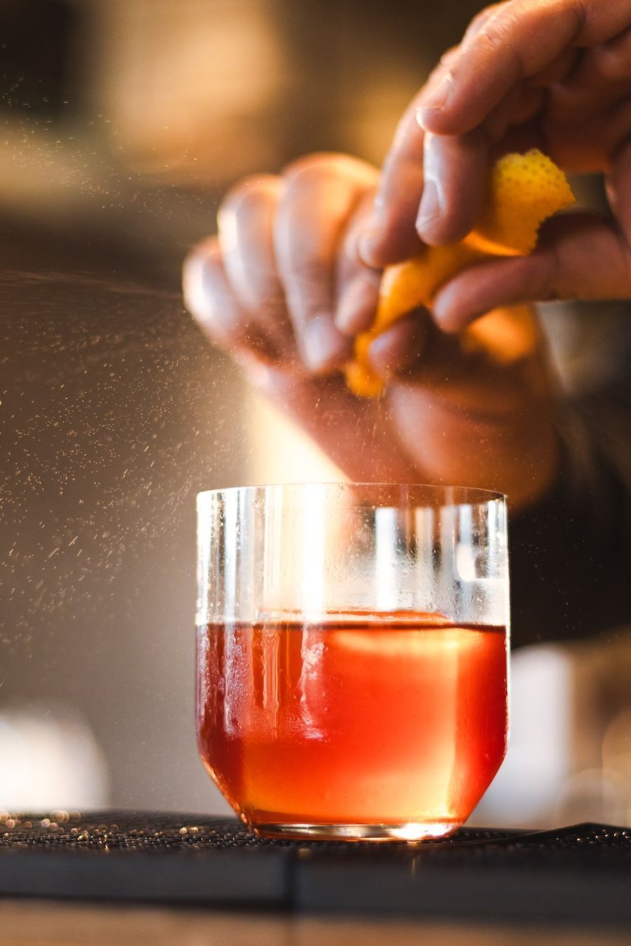 Negroni elaborado por Cássio Batista feito com vermute de jabuticaba no lugar do tradicional Campari • Vitor Adalberto