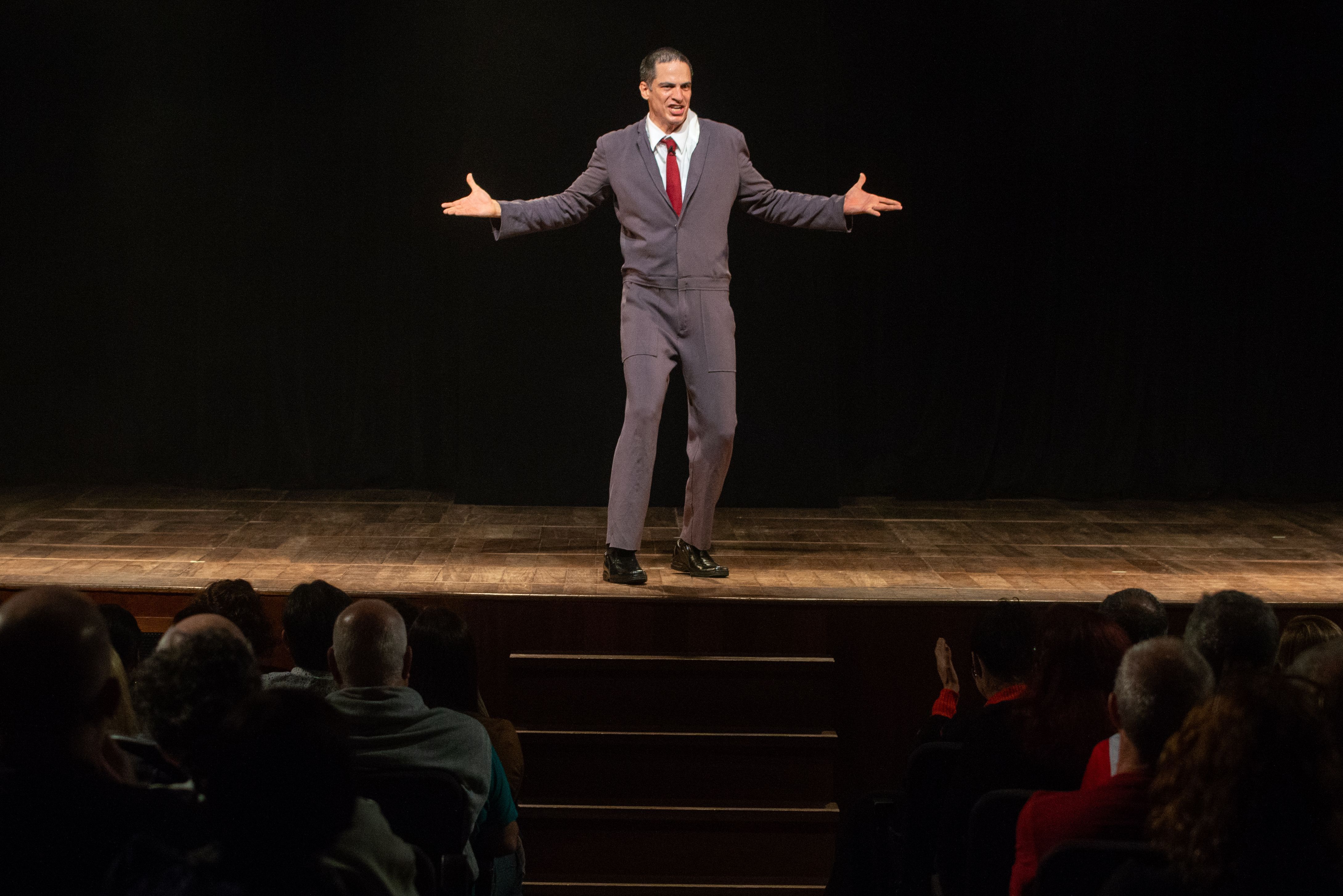 Mateus Solano se apresenta na peça "O Figurante". Espetáculo acontece no Sesc-DF nos dias 5 e 6 • Dalton Valerio