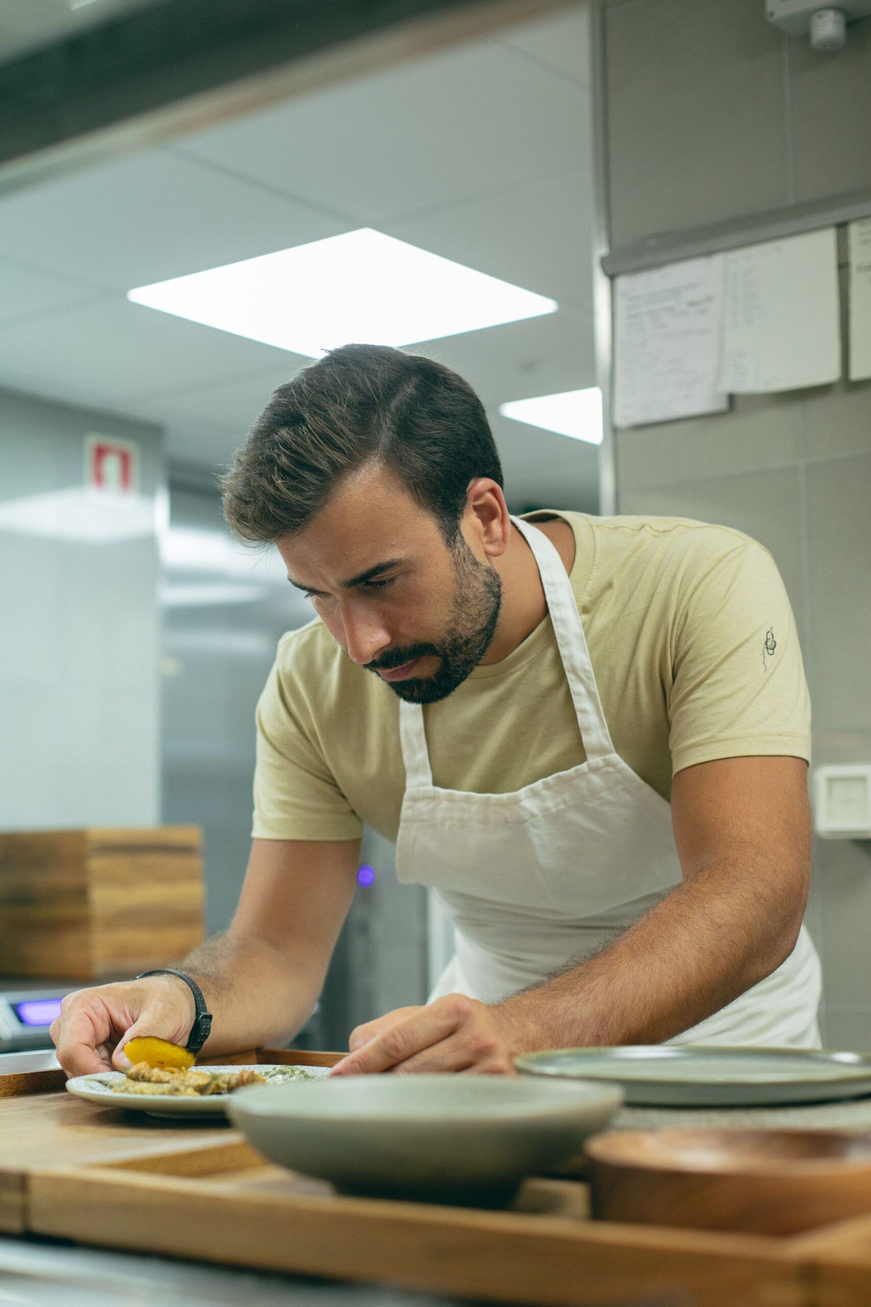 Pedro Pena Bastos é chef português, ex-jurado do MasterChef Portugal, com passagem por grandes cozinhas europeias e uma estrela Michelin conquistada à frente do Cura, em Lisboa • Divulgação