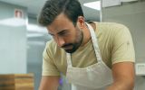 Pedro Pena Bastos é chef português, ex-jurado do MasterChef Portugal, com passagem por grandes cozinhas europeias e uma estrela Michelin conquistada à frente do Cura, em Lisboa