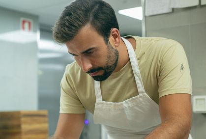 Pedro Pena Bastos é chef português, ex-jurado do MasterChef Portugal, com passagem por grandes cozinhas europeias e uma estrela Michelin conquistada à frente do Cura, em Lisboa