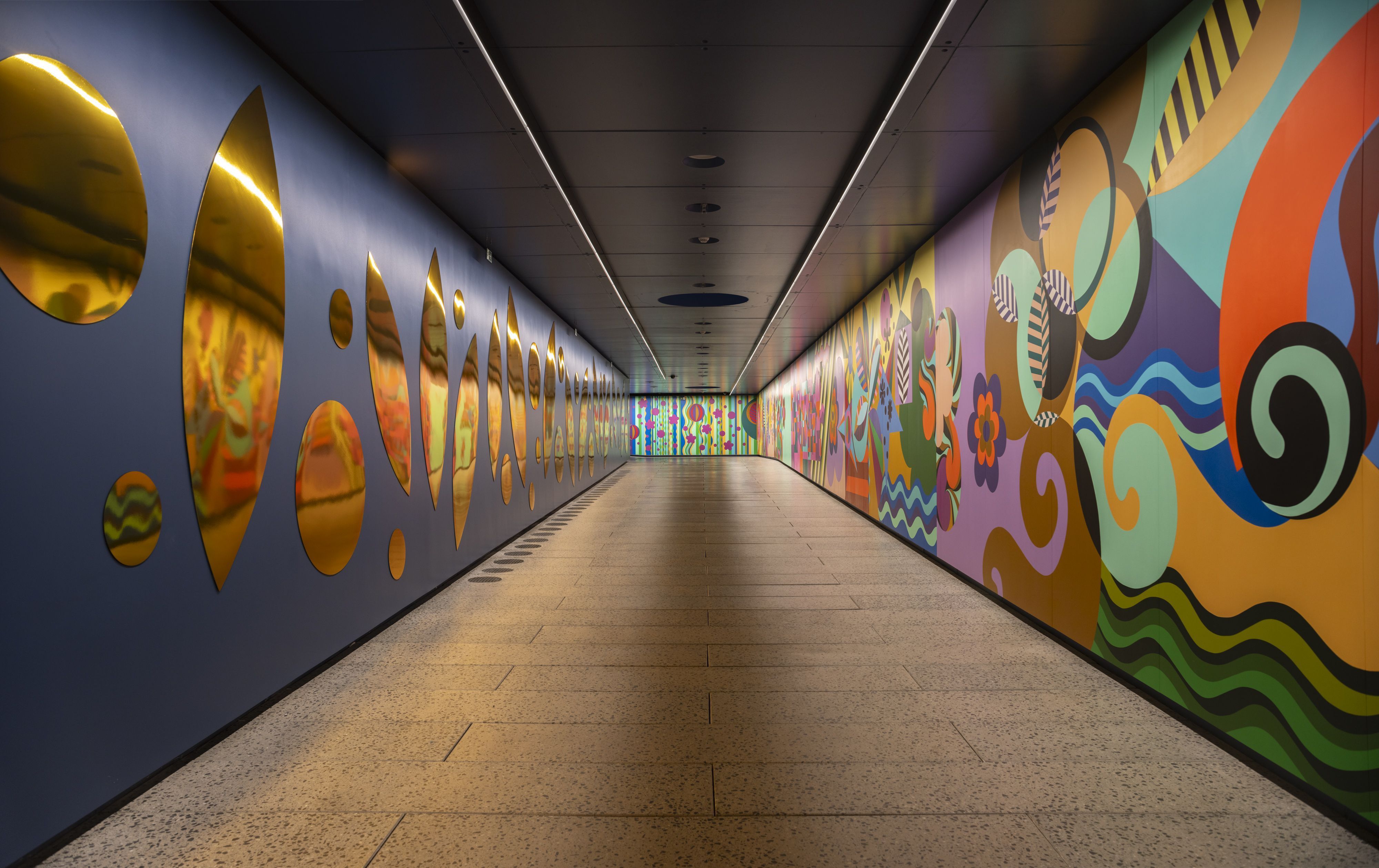 “Pietrolina” (2026), de Beatriz Milhazes, ocupa as paredes da nova passagem subterrânea de 50 metros do Masp, com formas geométricas, flores e cores vibrantes • Eduardo Ortega