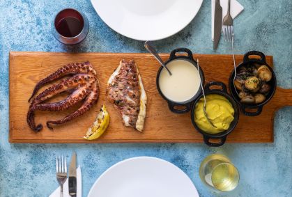 O bar de Ricardo Lapeyre recebe frutos do mar frescos da peixaria Peixoto, que fica do outro lado da rua