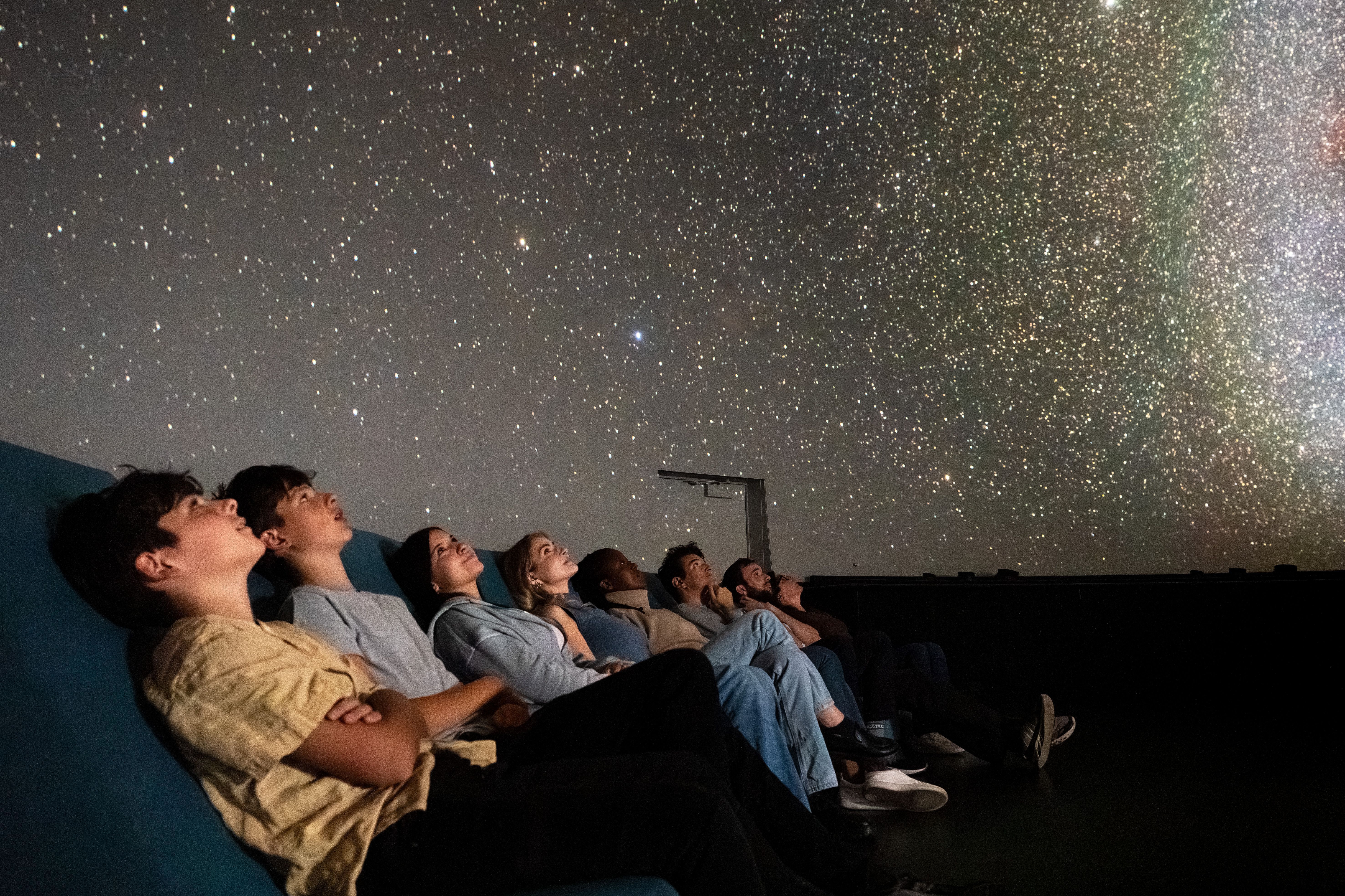 O planetário projeta filmes nas cúpulas dos teatros, promovendo programação para toda a família • Espace pour la vie / Mathieu Brouillard