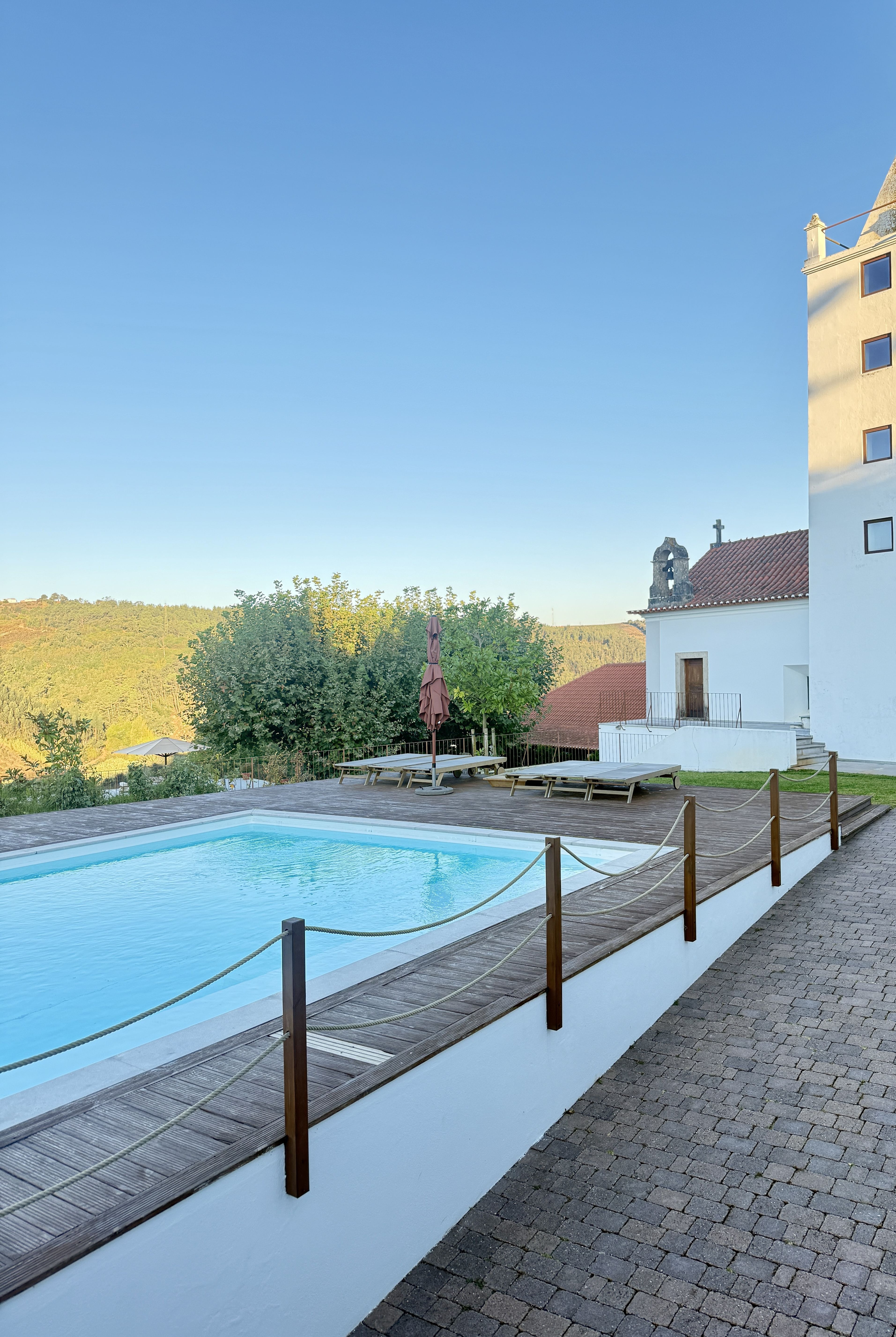 Área da piscina da Quinta da Abelheira, em Mafra: a propriedade combina hospedagem com agricultura biológica e práticas de agricultura sintrópica em mais de 40 hectares, onde são cultivados frutas, hortaliças e ervas que também abastecem o Broto, restaurante do chef Pedro Pena Bastos • Tina Bini