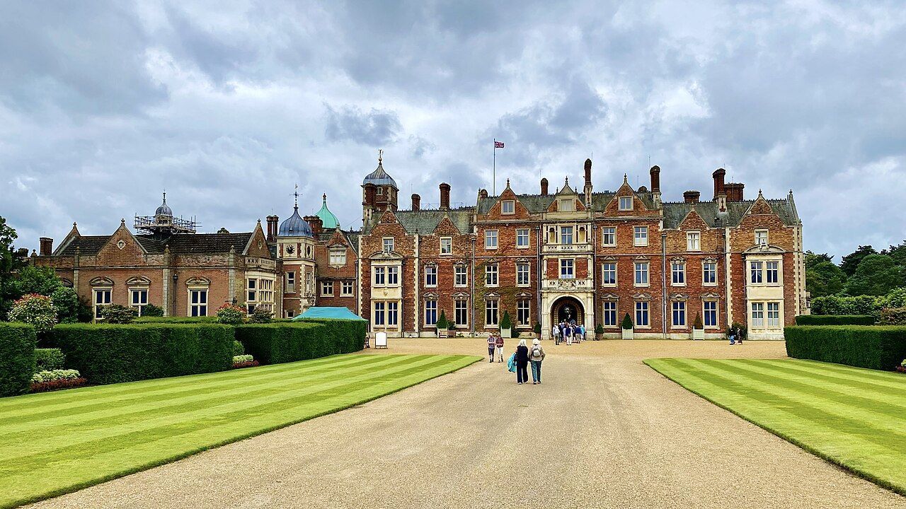Sandringham House, residência principal do Sandringham Estate, em Norfolk, no Reino Unido • Wikimedia Commons/CC0 1.0.