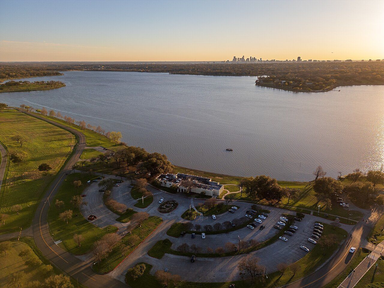 O White Rock Lake é um dos parques mais frequentados de Dallas • DronePhotographer/Wikimedia Commons/CC0 1.0
