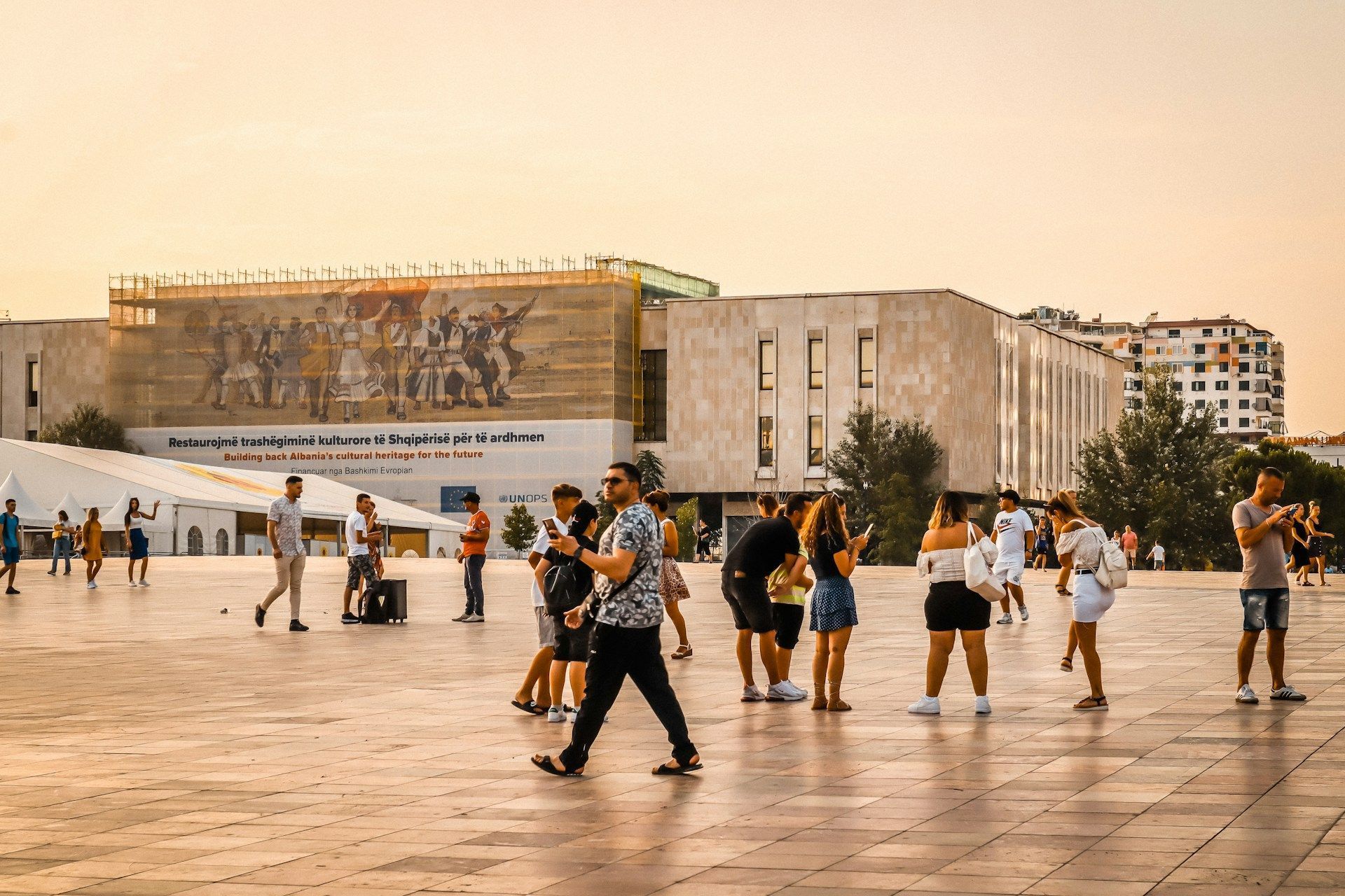 Praça Skanderbeg, em Tirana, capital da Albânia, com o Museu Nacional de História ao fundo • Adventure Albania