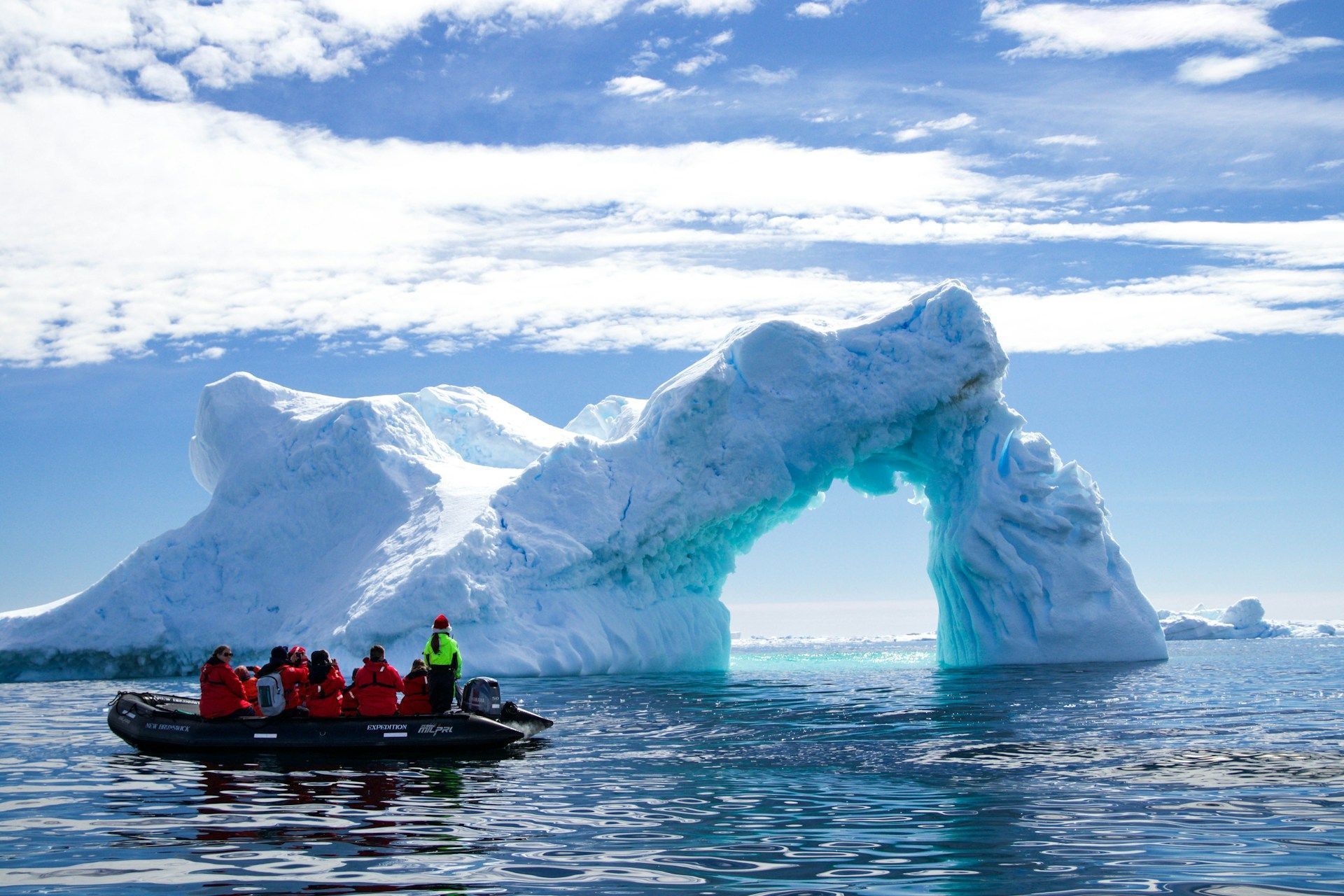 Passeio de barco junto a icebergue na Antártida • Foto de Dylan Shaw na Unsplash