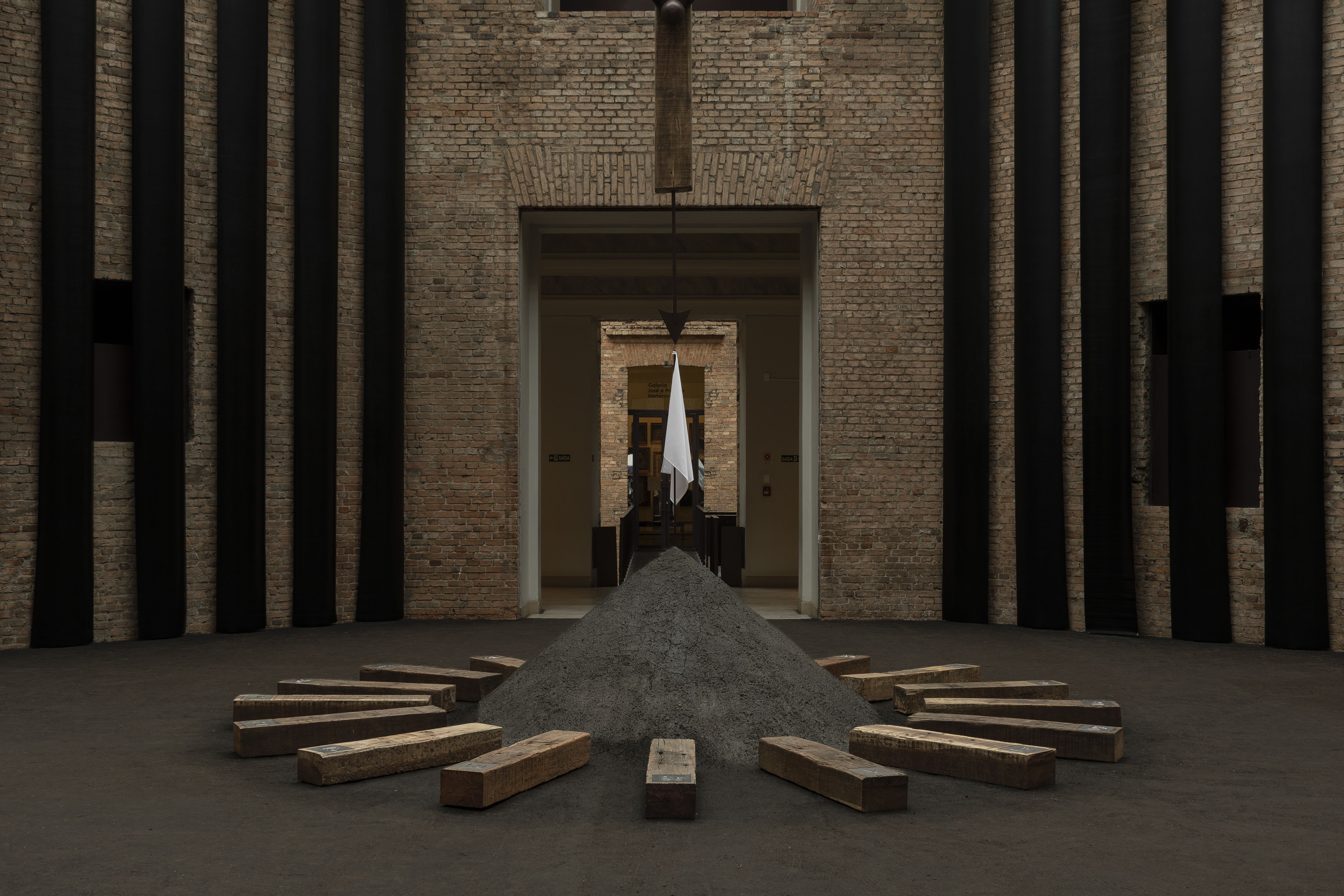 "Bandeira Branca", da artista visual Luana Vitra, ocupa o espaço central do edifício Pina Luz e discute sobre terras raras, extrativismo e geopolítica • Rodrigo Reis/Pinacoteca de São Paulo