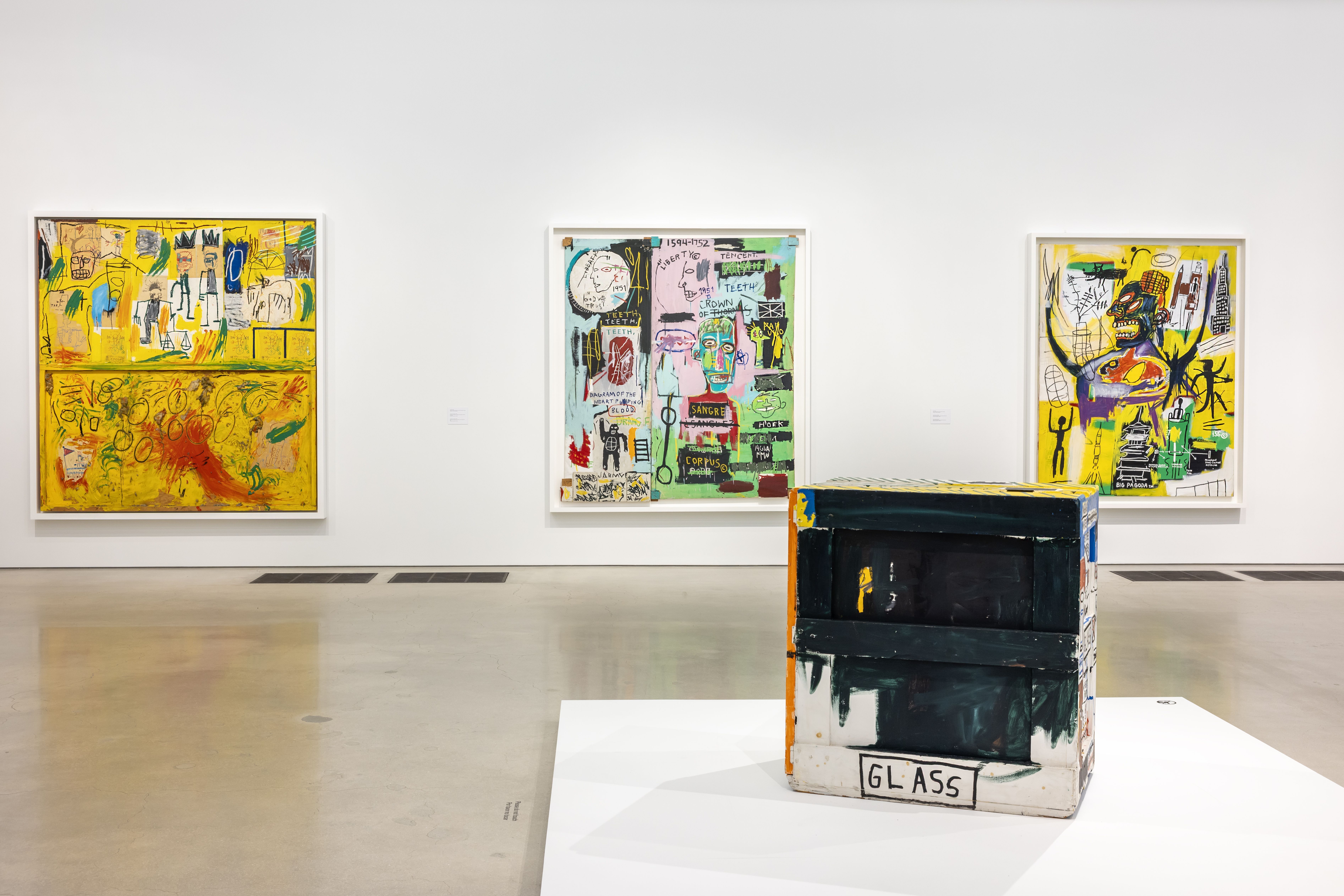 Vista da instalação: Basquiat: Figures, Signs, Symbols, Pérez Art Museum Miami, 2026. Coleção Kenneth C. Griffin. Obra © Estate of Jean-Michel Basquiat. Licenciada pela Artestar, Nova York • Lazaro Llanes