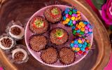 Do tradicional ao pistache, passando por sabores como churros, paçoca, red velvet e Romeu e Julieta, o brigadeiro continua no centro da história da PikurruchA’S. O que começou como doce de casamento virou uma operação que hoje produz mais de duas toneladas de brigadeiro por mês