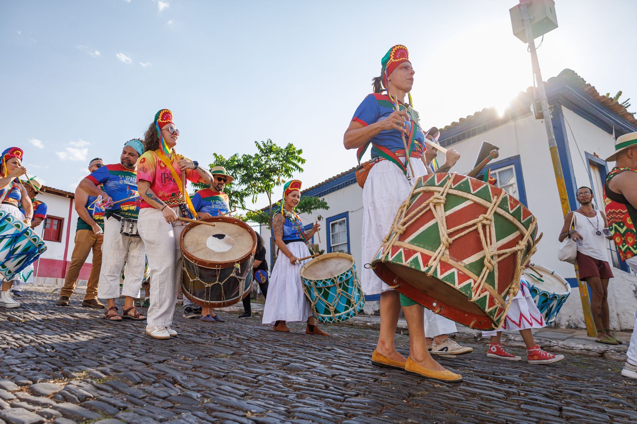 Cortejo musical percorre as ruas de pedra do centro histórico de Pirenópolis durante a programação do Canto da Primavera • Divulgação Canto da Primavera/Secult Goiás