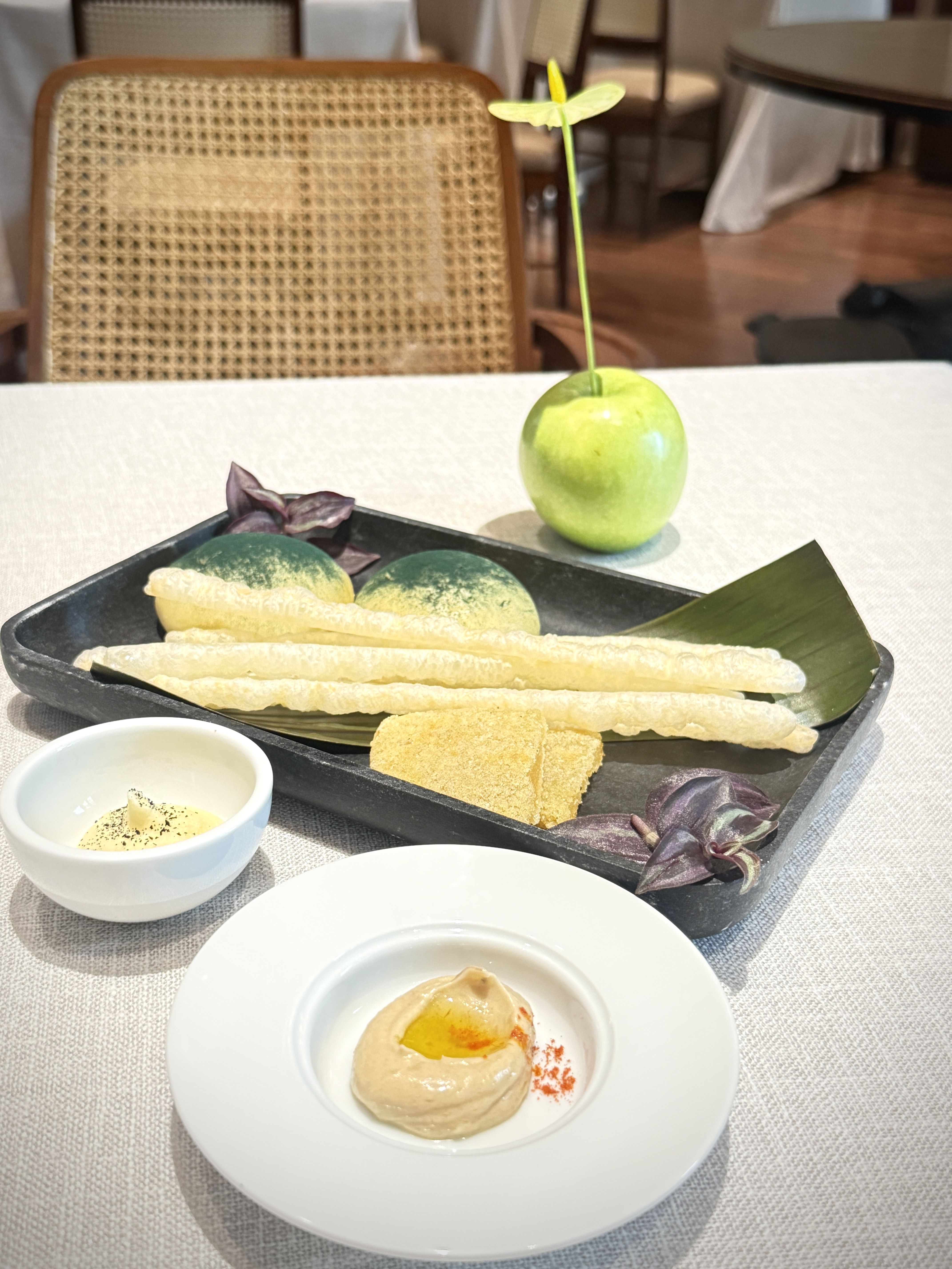 Novo menu começa com pão delícia, beiju e biscoito de polvilho servido com manteiga tradicional e de anchova • Tina Bini
