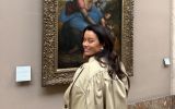 Daniela Filomeno diante de "A Virgem, o Menino Jesus e Santa Ana", de Leonardo da Vinci, uma das obras que integram o vasto acervo do Louvre