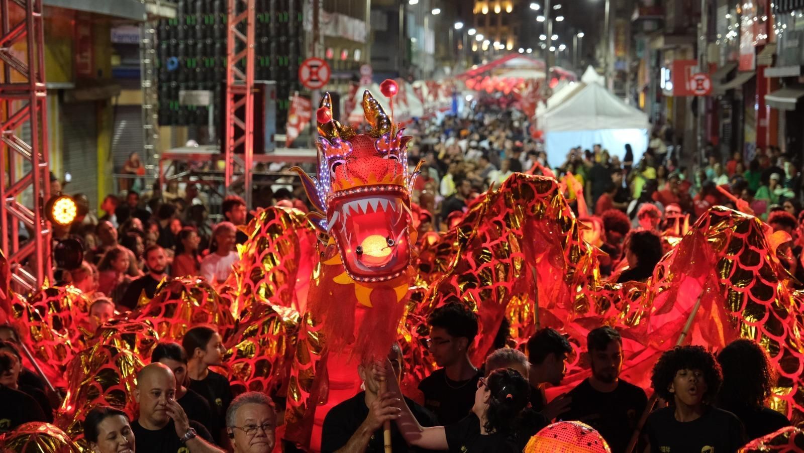 Na rua 25 de Março, festival gratuito é considerado maior evento chinês do Brasil
