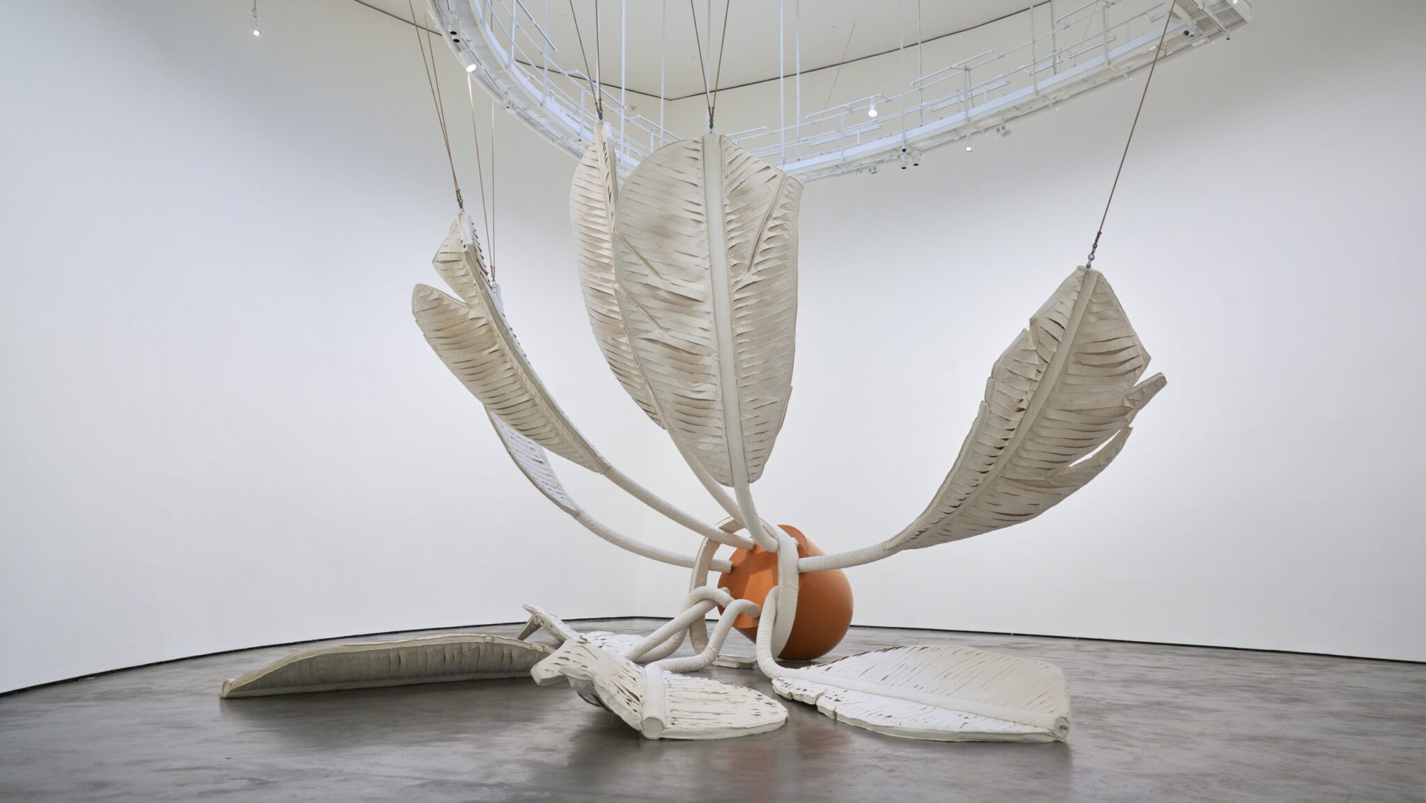 "Soft Shuttlecock", de Claes Oldenburg e Coosje van Bruggen, de 1995, no Solomon R. Guggenheim Museum, em Nova York • Erika Ede, Solomon R. Guggenheim Museum, New York