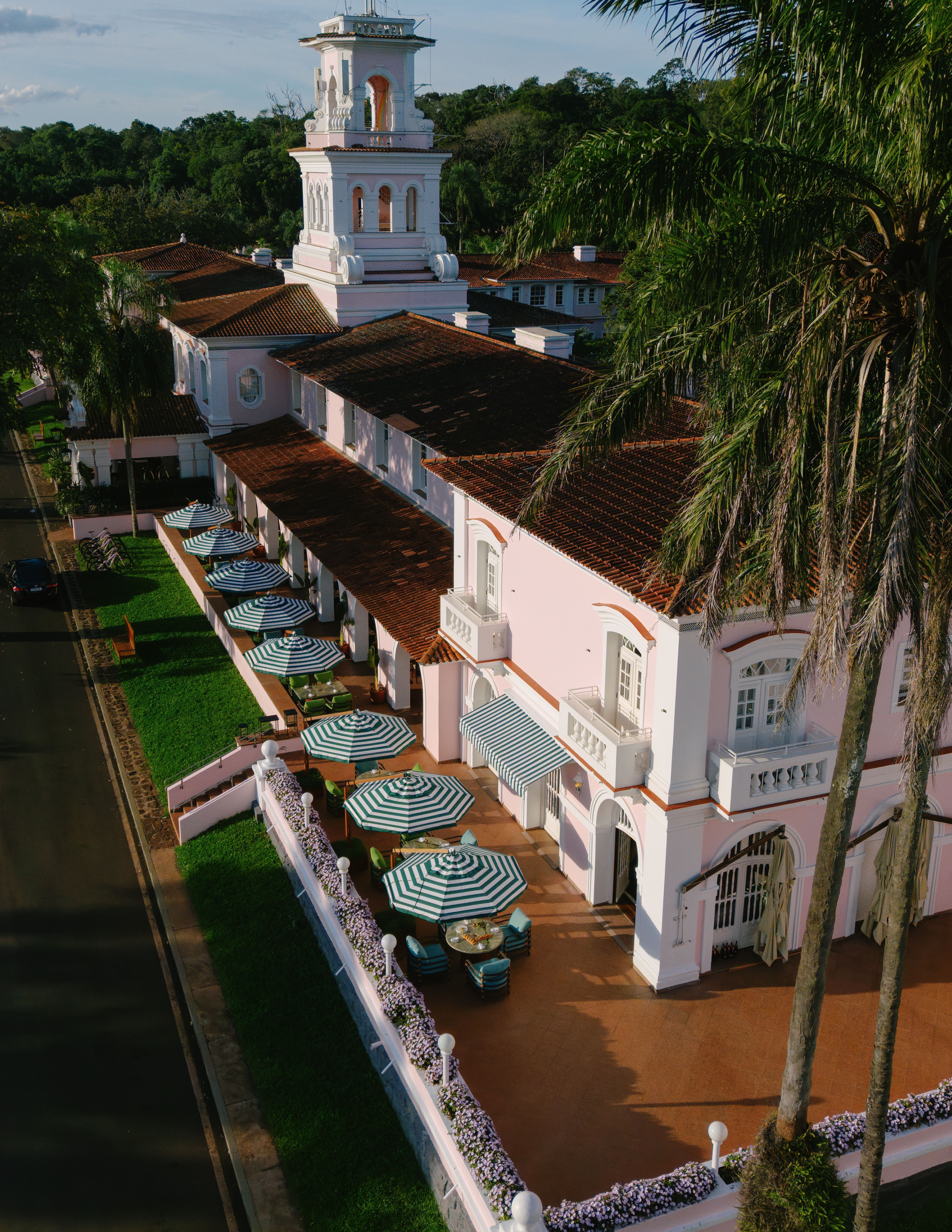 Fachada rosada do Hotel das Cataratas, a Belmond Hotel • Divulgação