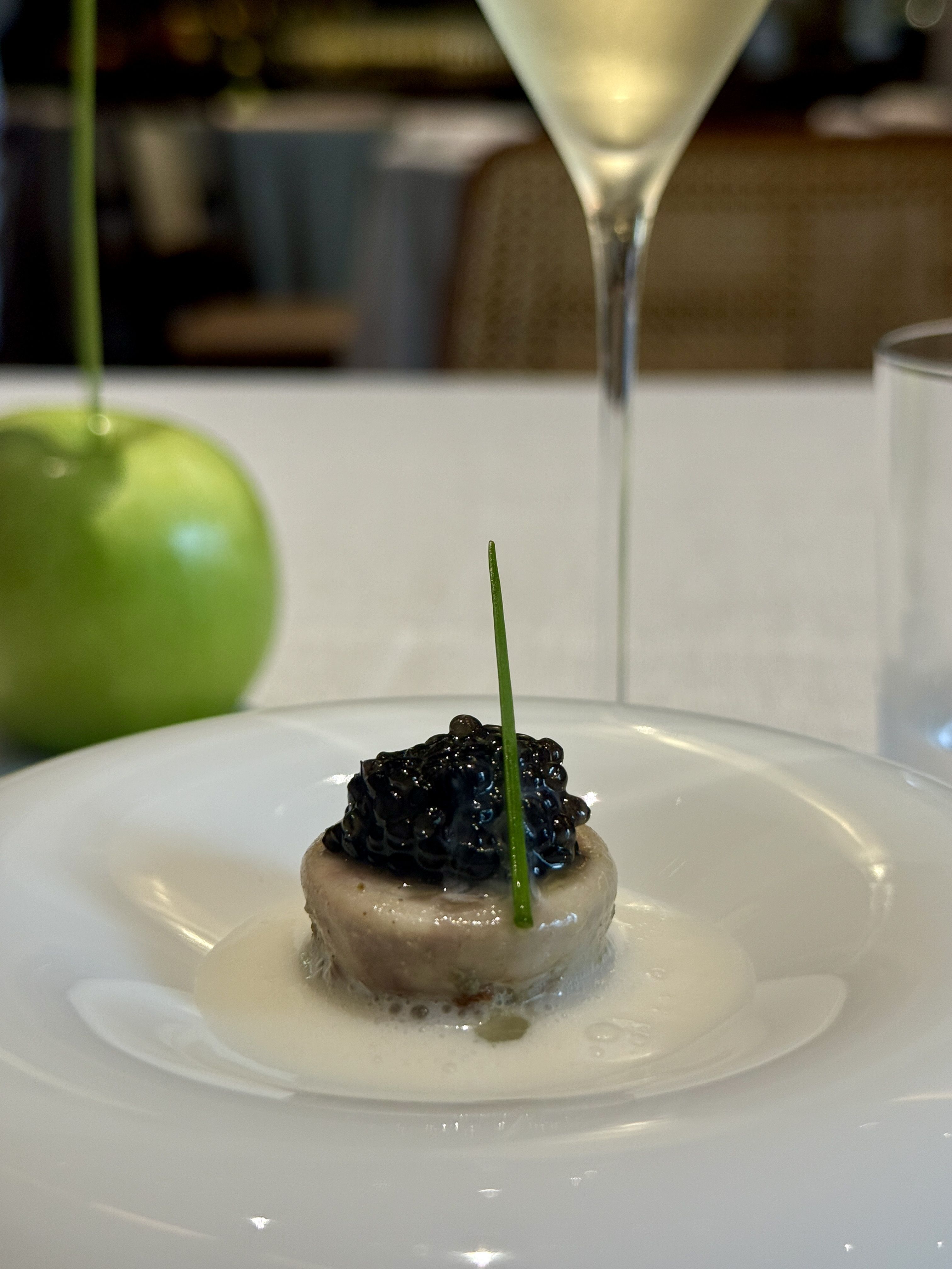 Moela de tainha com coco e caviar, harmonizada com o Extra Brut Magnum 2017, da Cave Geisse, do Rio Grande do Sul • Tina Bini
