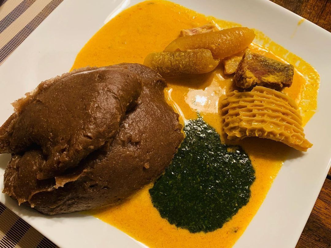 Ewedu é uma sopa feita com folhas de juta • Zend2020/Wikimedia Commons/CC BY-SA 4.0