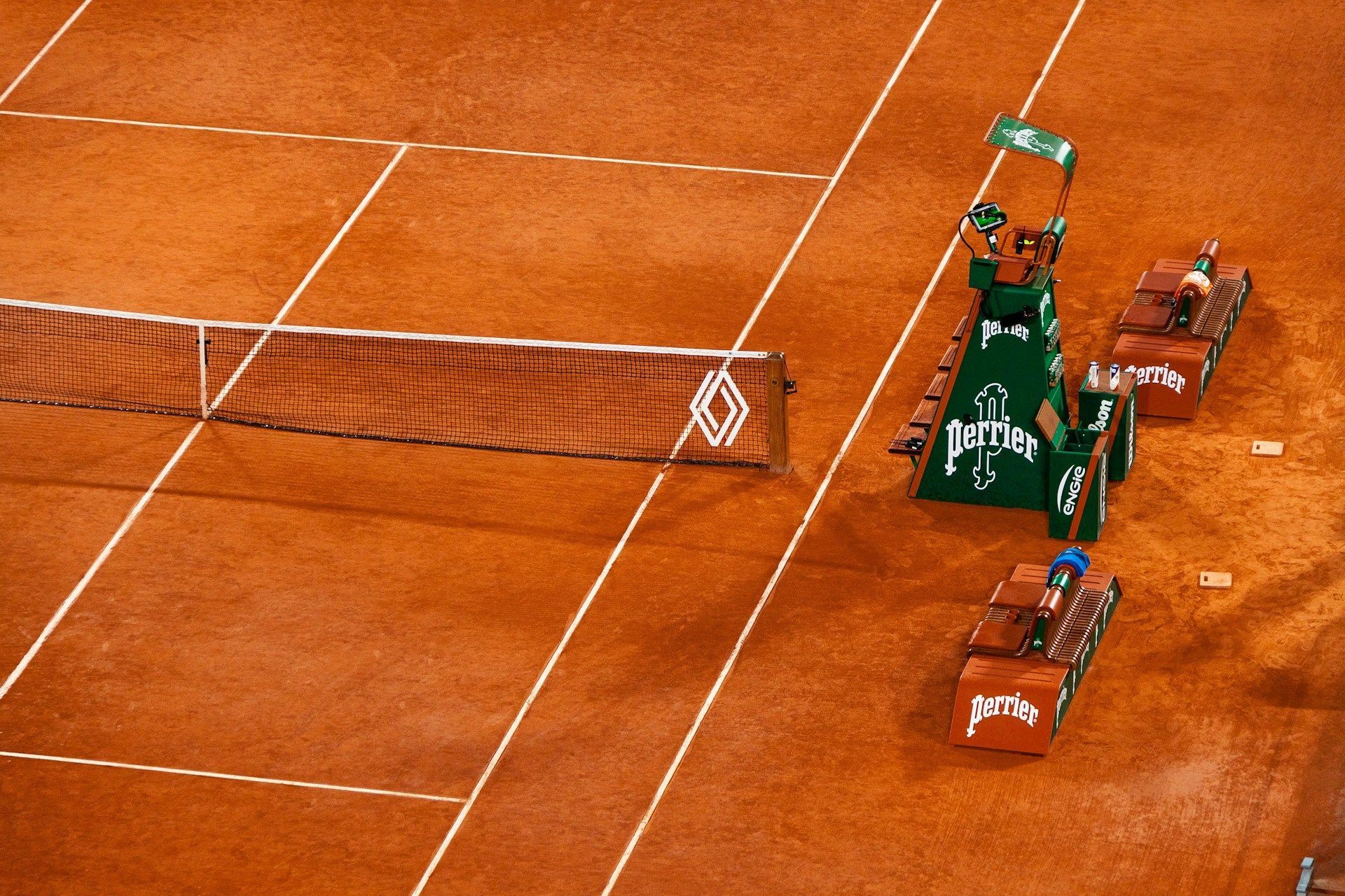 Quadra de saibro do Stade Roland Garros, em Paris, que recebe o tradicional Grand Slam francês • Foto de Aleksandr Galichkin na Unsplash
