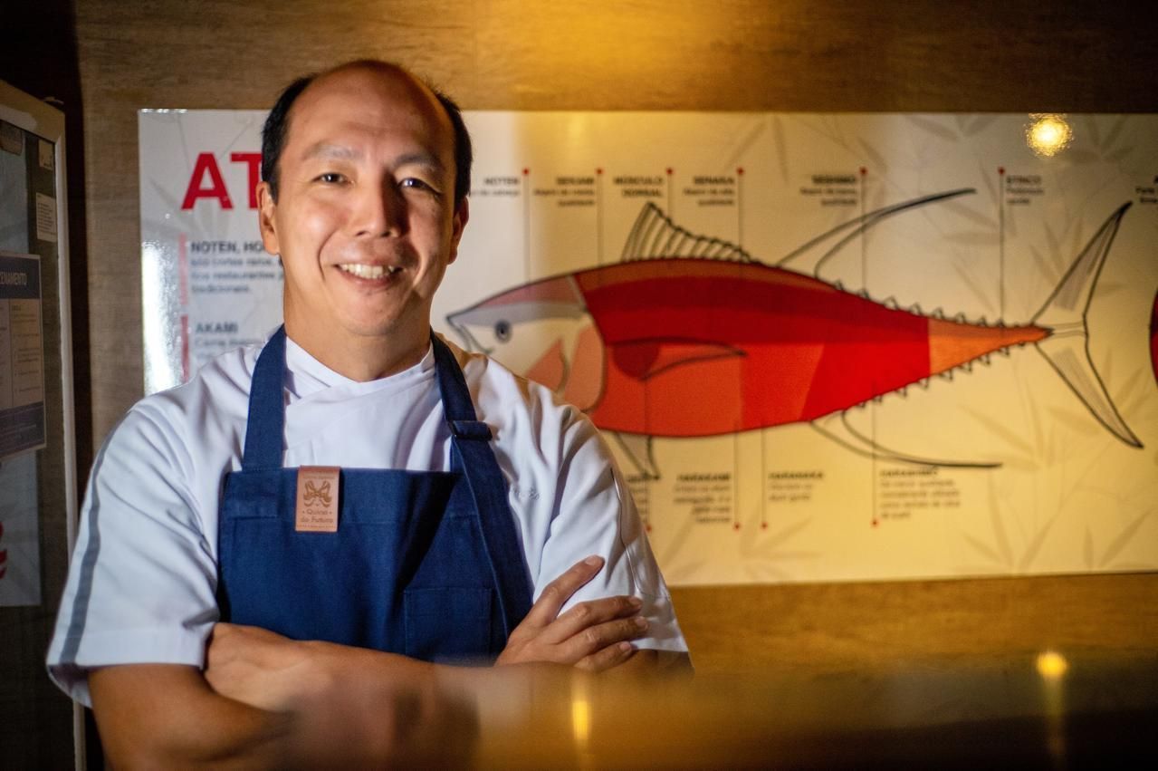 Chef e sushiman André Saburó Matsumoto reúne alguns de seus parceiros de trajetória para celebrar a história do Quina do Futuro. • Thiago Medeiros/Divulgação
