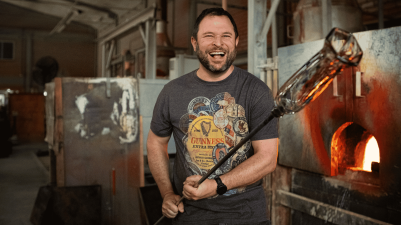Gabriel Mozart, diretor da Mozart Crystal, trabalha com a produção de peças de cristal há anos • Divulgação