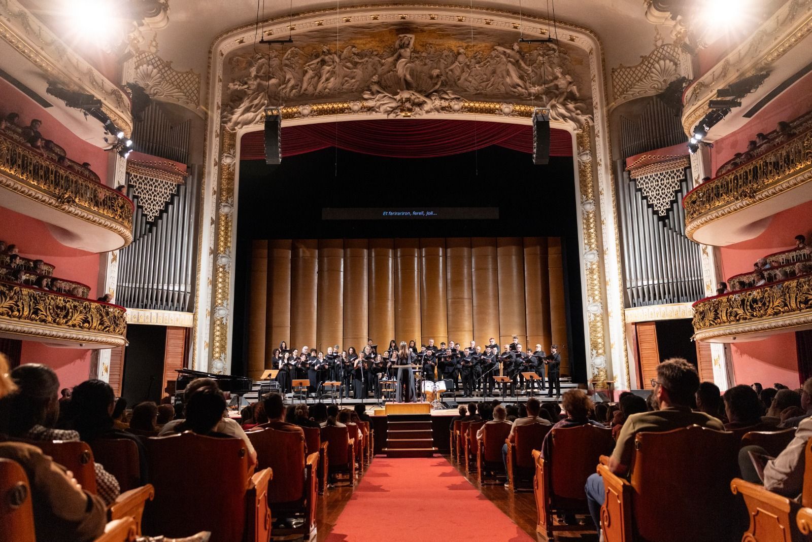 Theatro Municipal de São Paulo foi o primeiro edifício totalmente abastecido por energia elétrica em São Paulo • Rafael Salvador