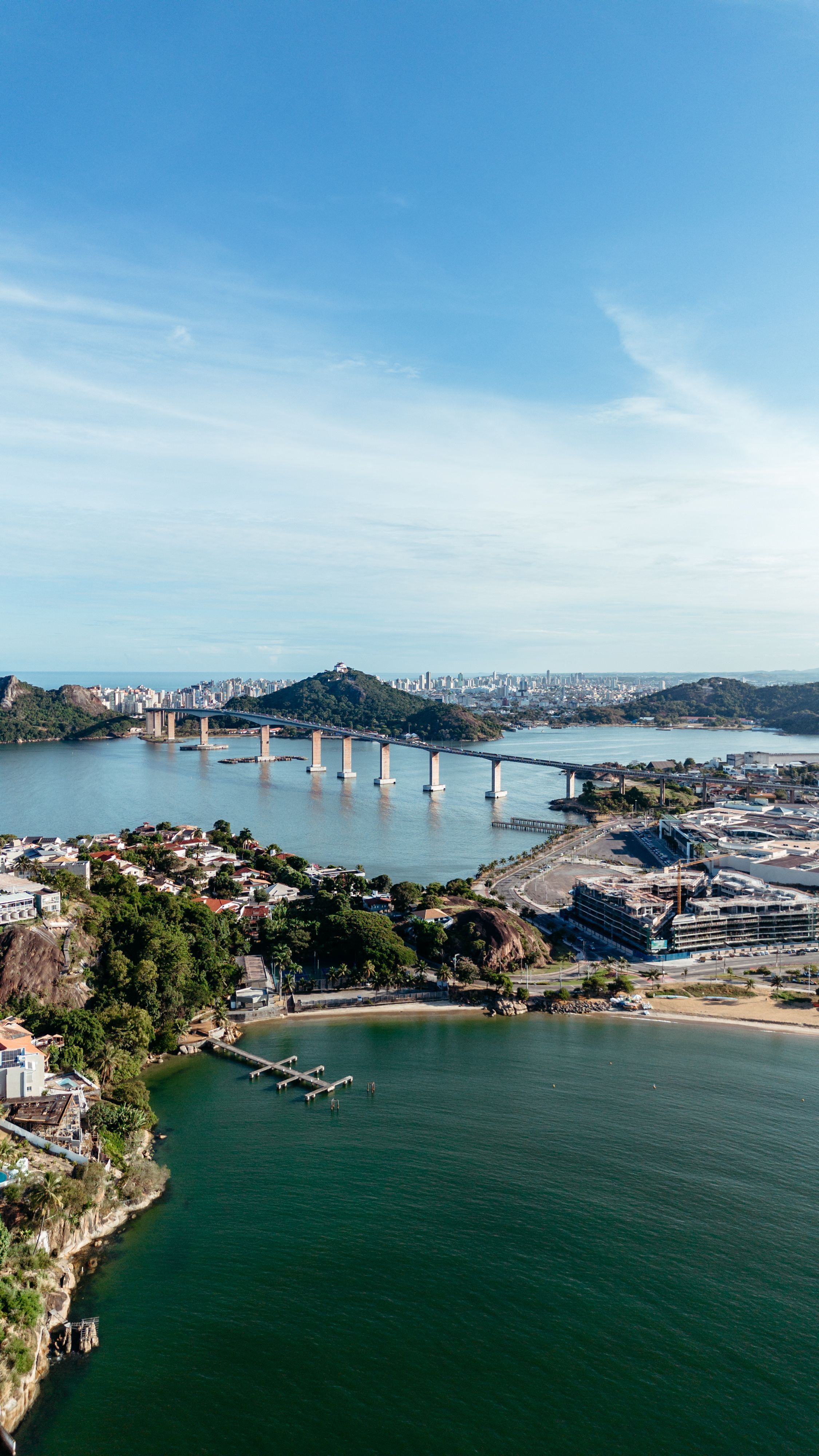 Vitória, capital do Espírito Santo, é formada por ilhas e uma porção continental, com praias e áreas verdes espalhadas pela paisagem • Pexels