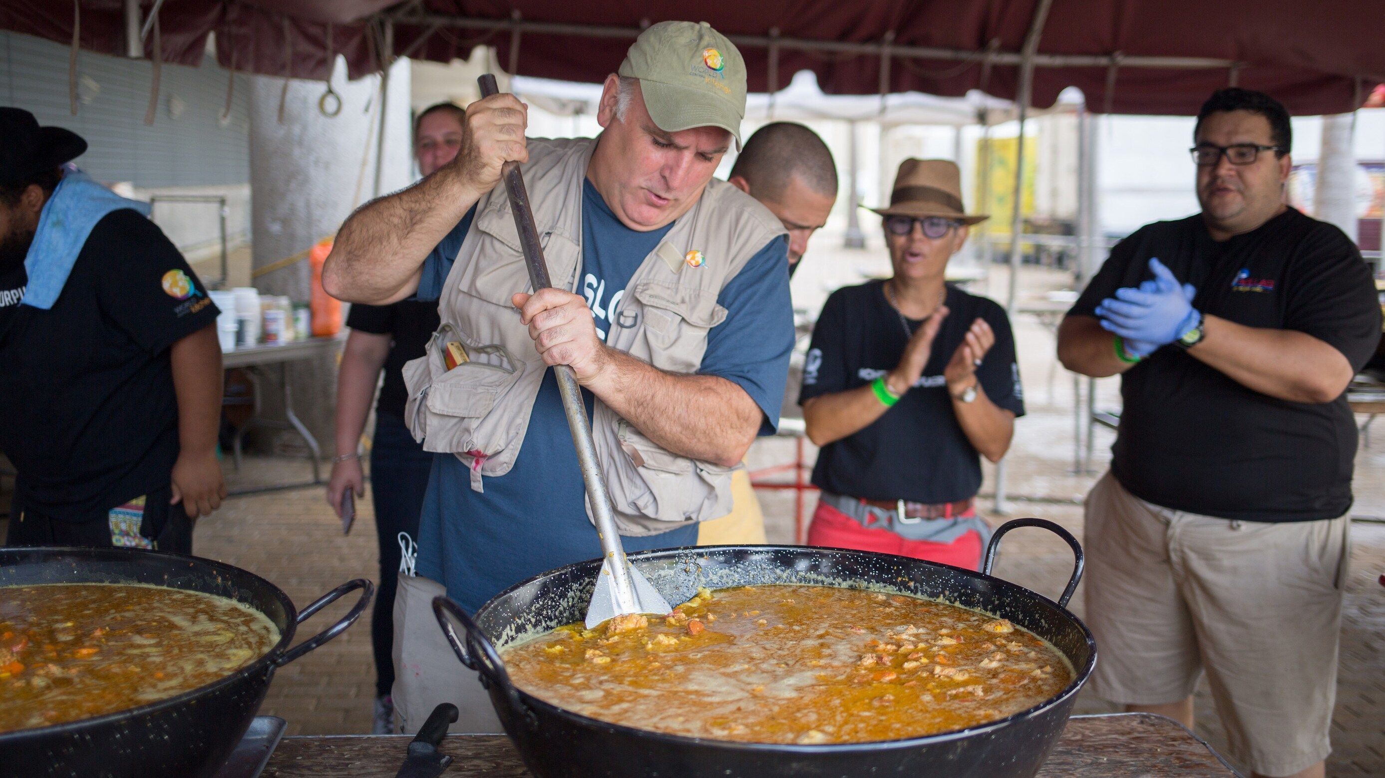 José Andrés prepara comida em cena de "We Feed People", documentário de Ron Howard sobre a atuação da World Central Kitchen em situações de emergência • Divulgação