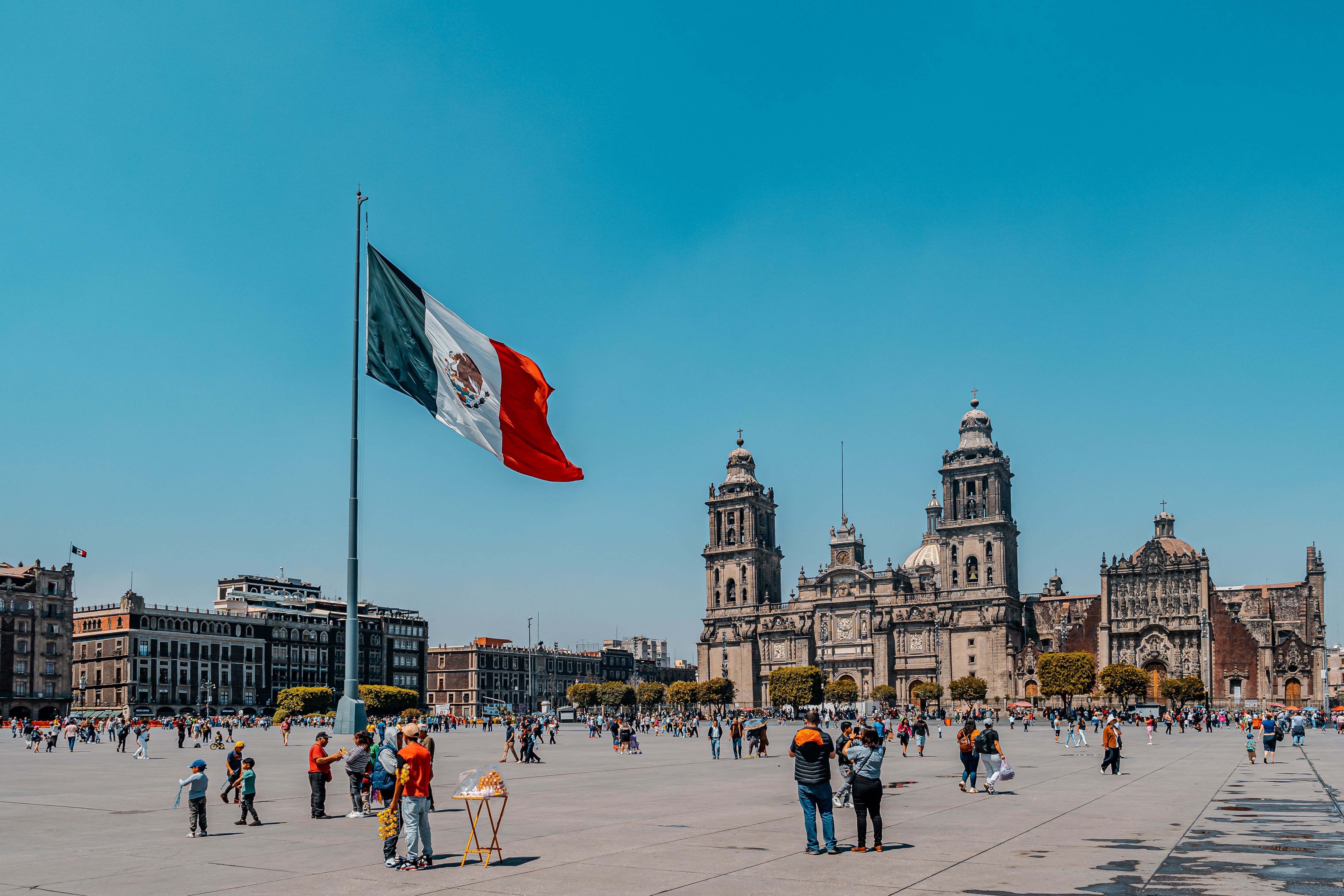 Zócalo é a praça central da Cidade do México, com vista para a Catedral Metropolitana • @Jimmy_Elizarraras/Pexels