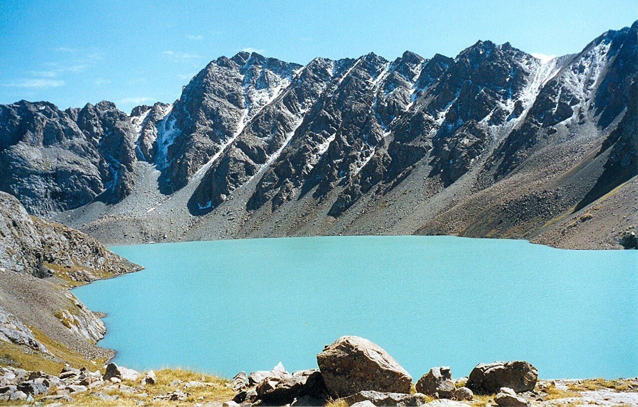 As águas azuis deslumbrantes do lago Ala-Kol são um dos destaques da trilha • Doron/Wikimedia Commons/CC BY-SA 3.0