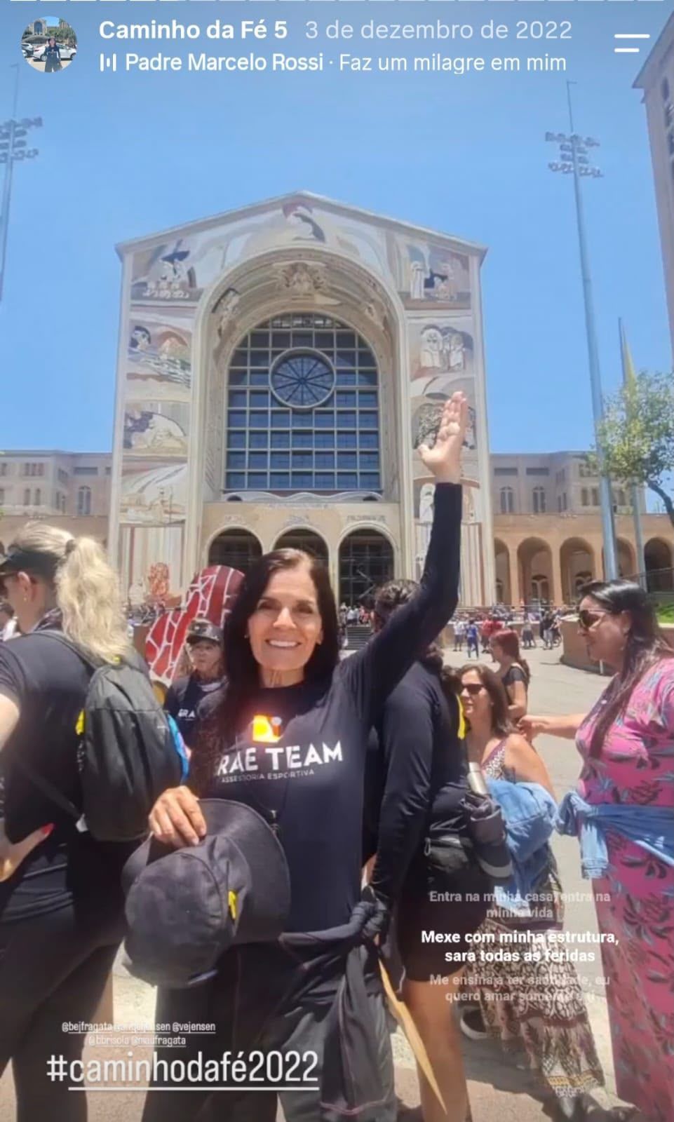 Berenice em frente à Basílica de Aparecida após cumprir o Caminho das Fé em 2022 • Arquivo pessoal