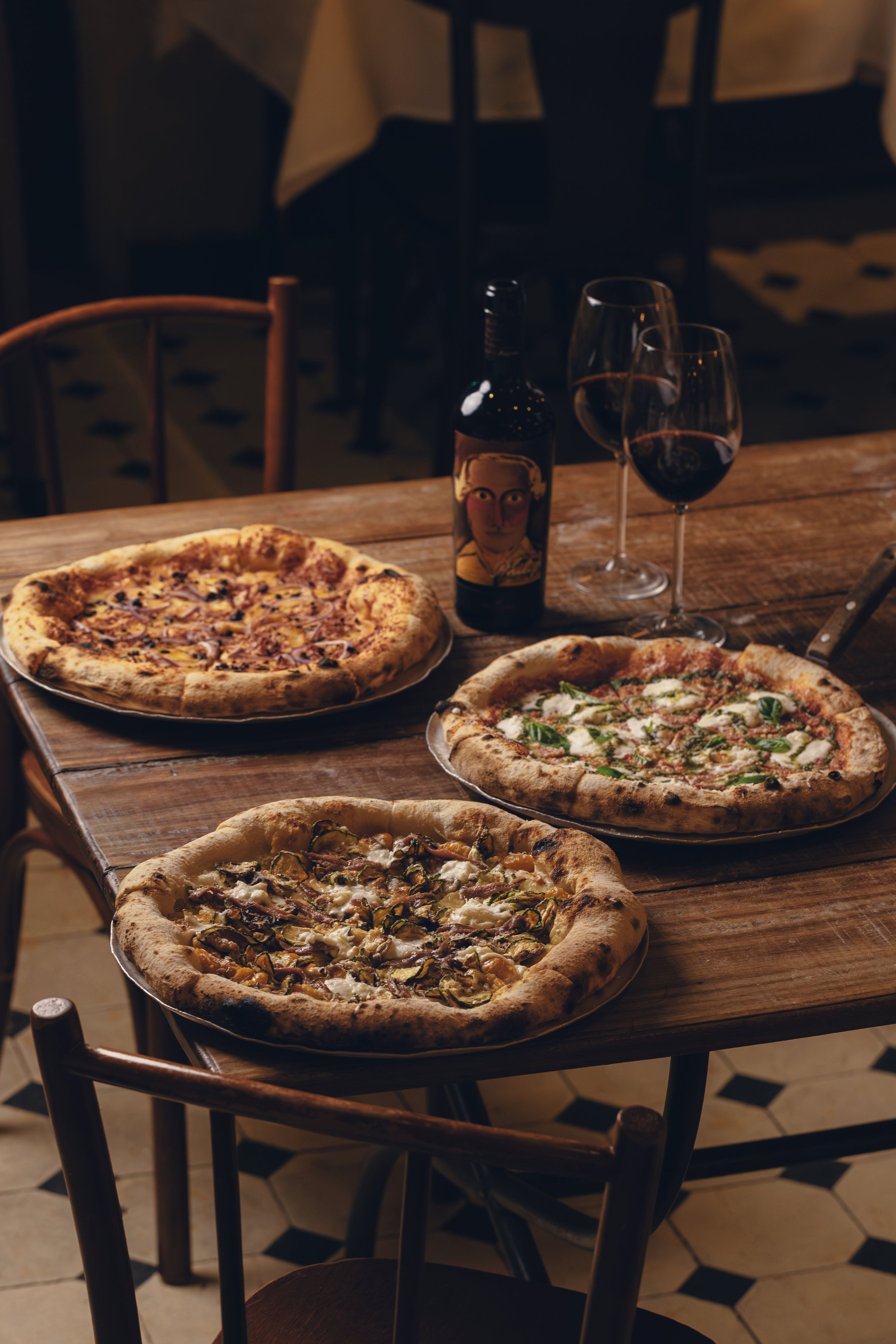 Criado em 2004, o Fora de Série nasceu do desejo da Bráz de pesquisar ingredientes, técnicas e personagens que ajudam a contar a evolução da pizza. Ao longo de mais de duas décadas, apresentou ao público mais de 50 produtos artesanais e de produção limitada • Bruno Geraldi