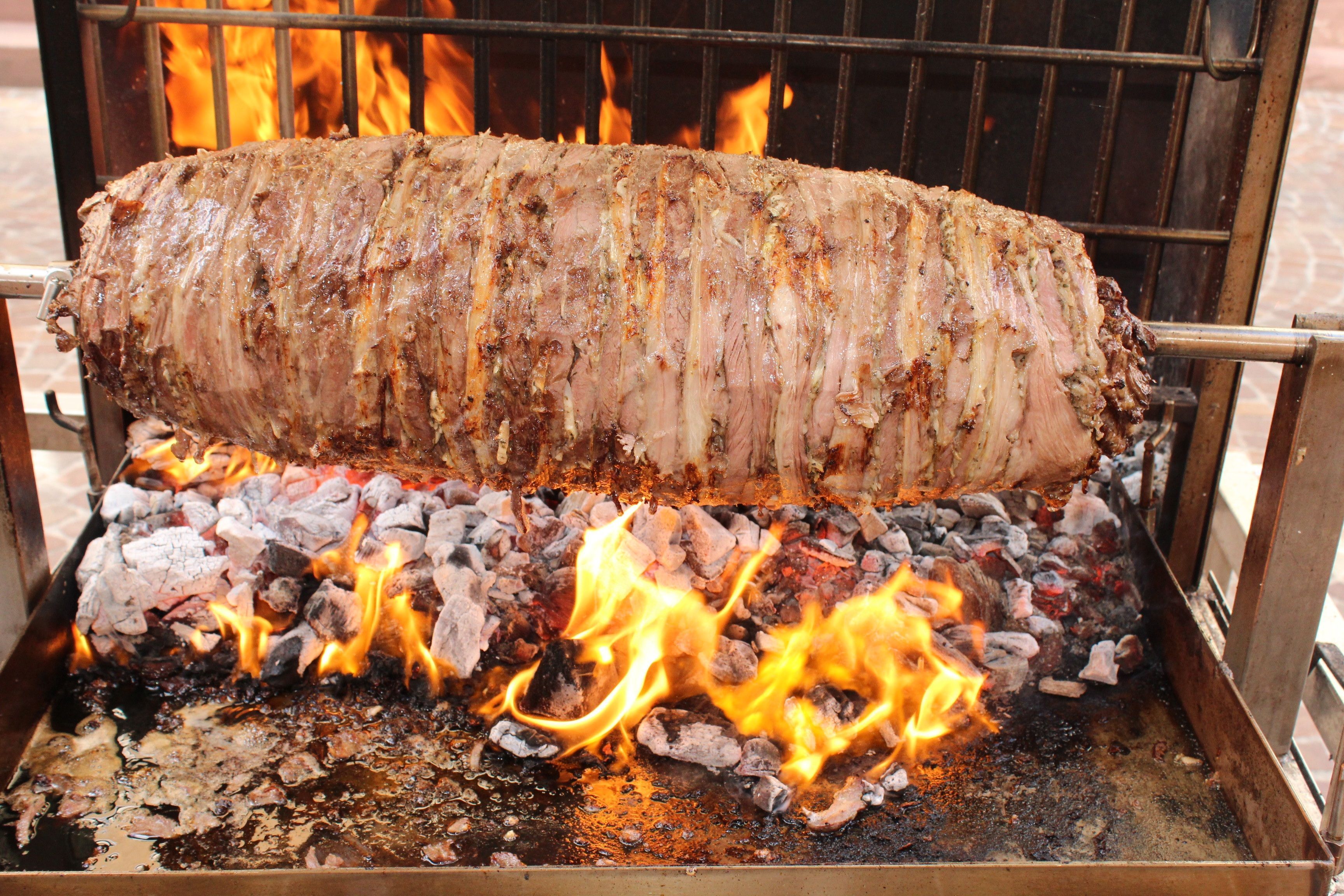 Este prato consiste em cubos de cordeiro que são marinados por meio dia. A carne é então assada em um cag (um espeto giratório horizontal) antes de ser assada horizontalmente sobre fogo de lenha • Pxhere