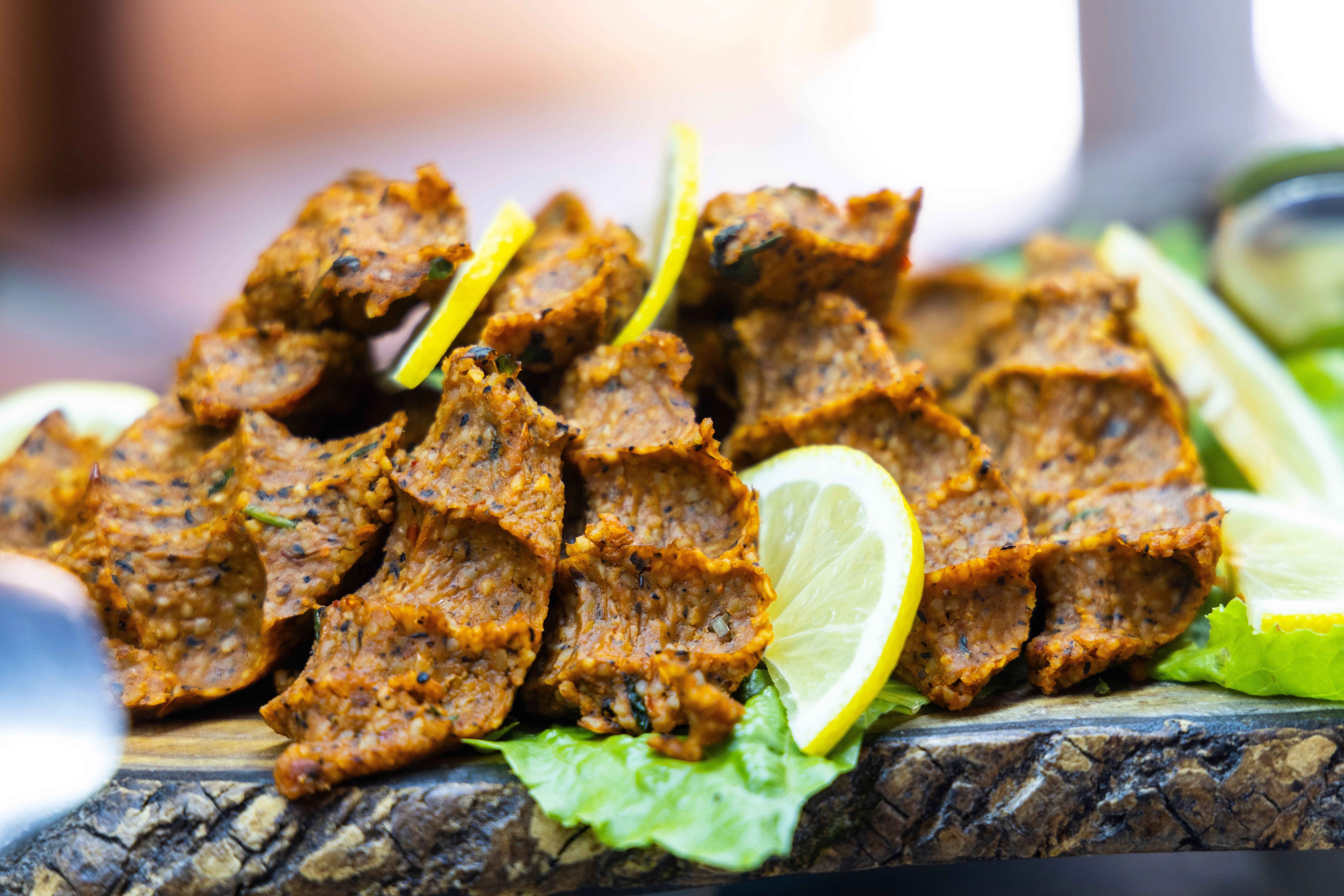 Também conhecido como chee kofta, o cig kofte é um prato de almôndegas cruas em que a carne é geralmente substituída por bulgur e/ou nozes moídas • Pexels
