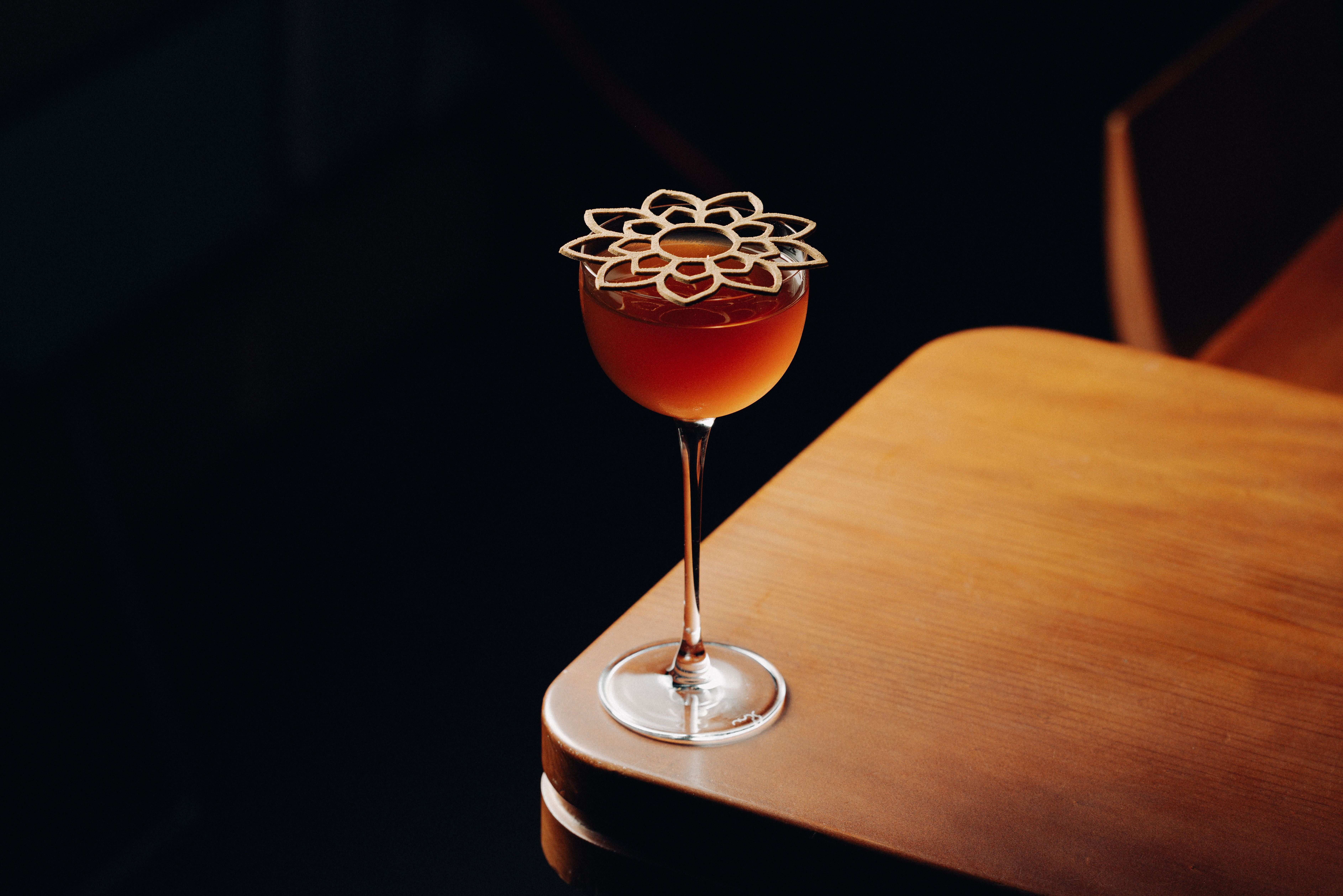 Drinque Elizabeth, da nova carta do Tan Tan, com jerez, cordial de maçã, infusão de mate e blend de vermutes tintos • Juliana Primon