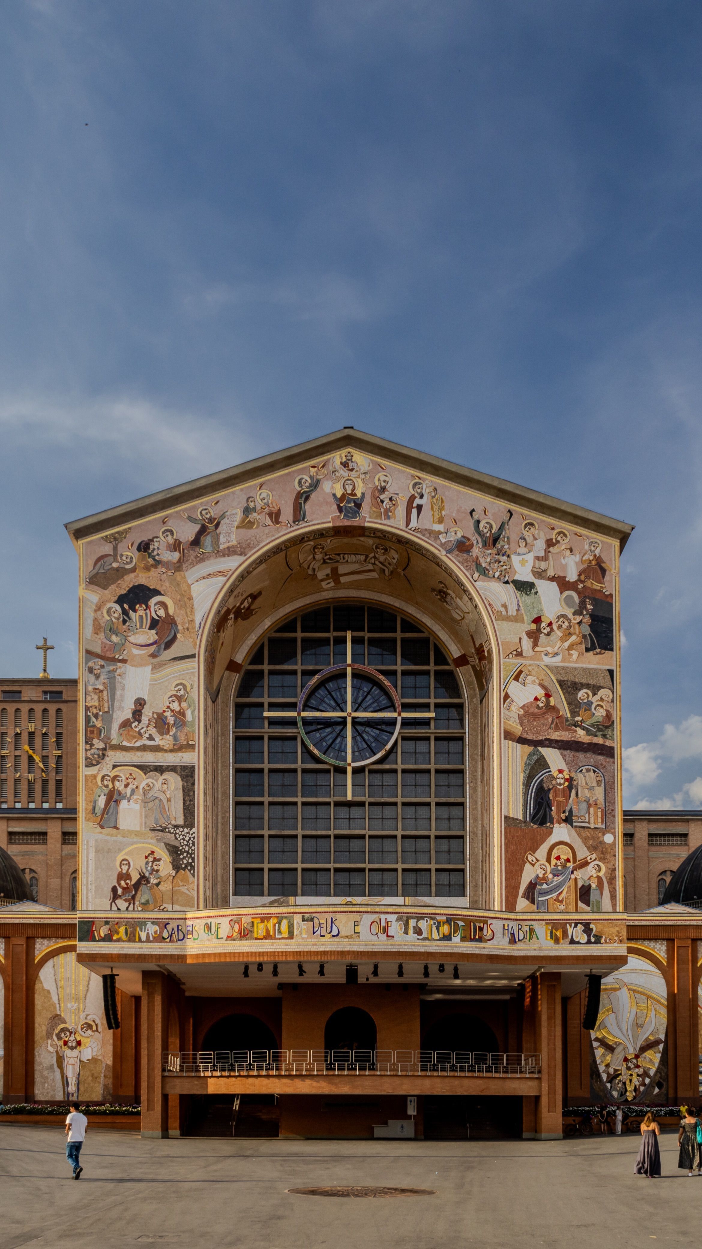 Jornada Bíblica nasceu com a proposta de transformar o exterior da Basílica por meio de cenas das Escrituras representadas em mosaicos; na foto está a fachada central do local • Pexels