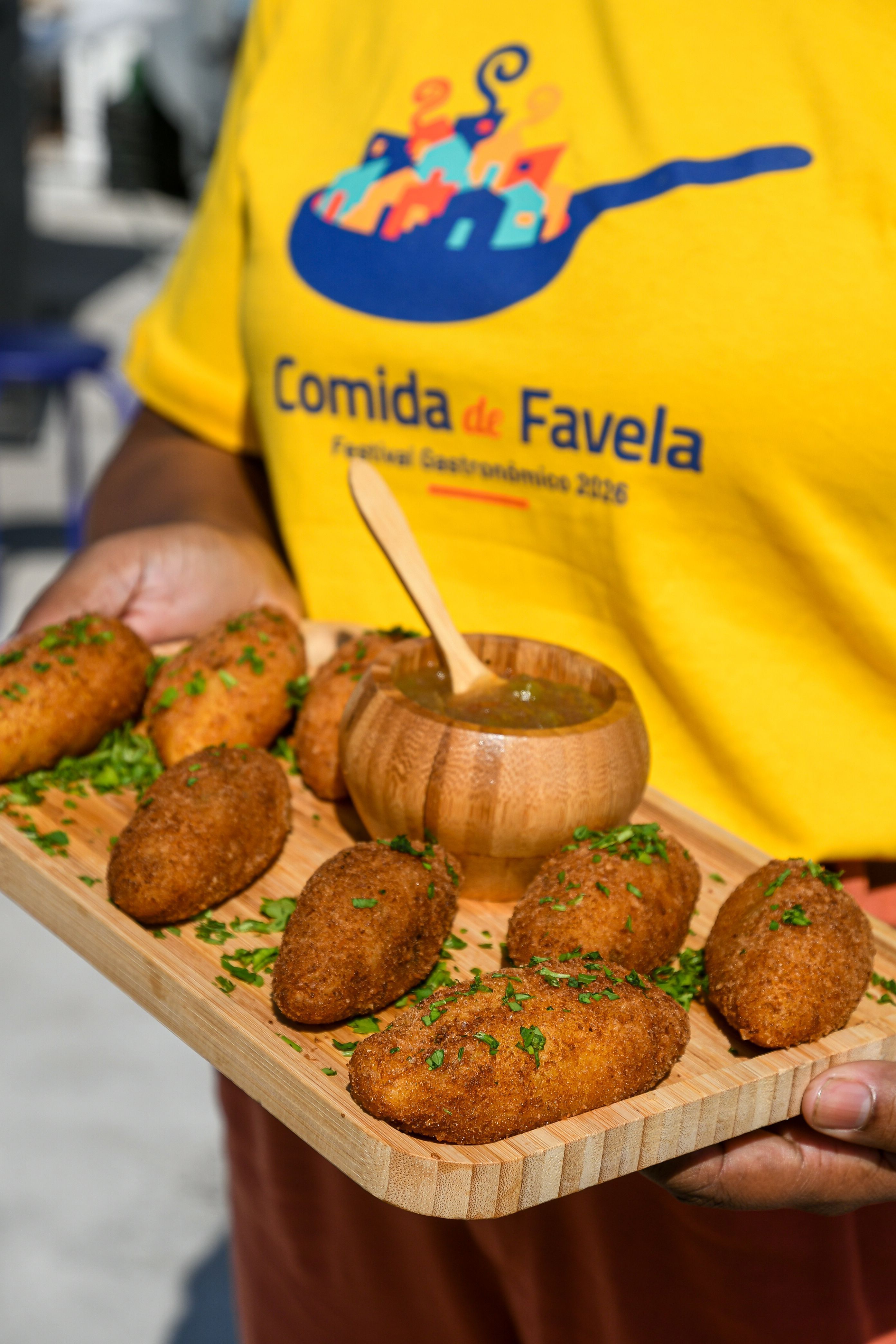 Bolinho de Aipim de carne assada e de camarão da Família Mão na Massa • Divulgação/Comida de Favela