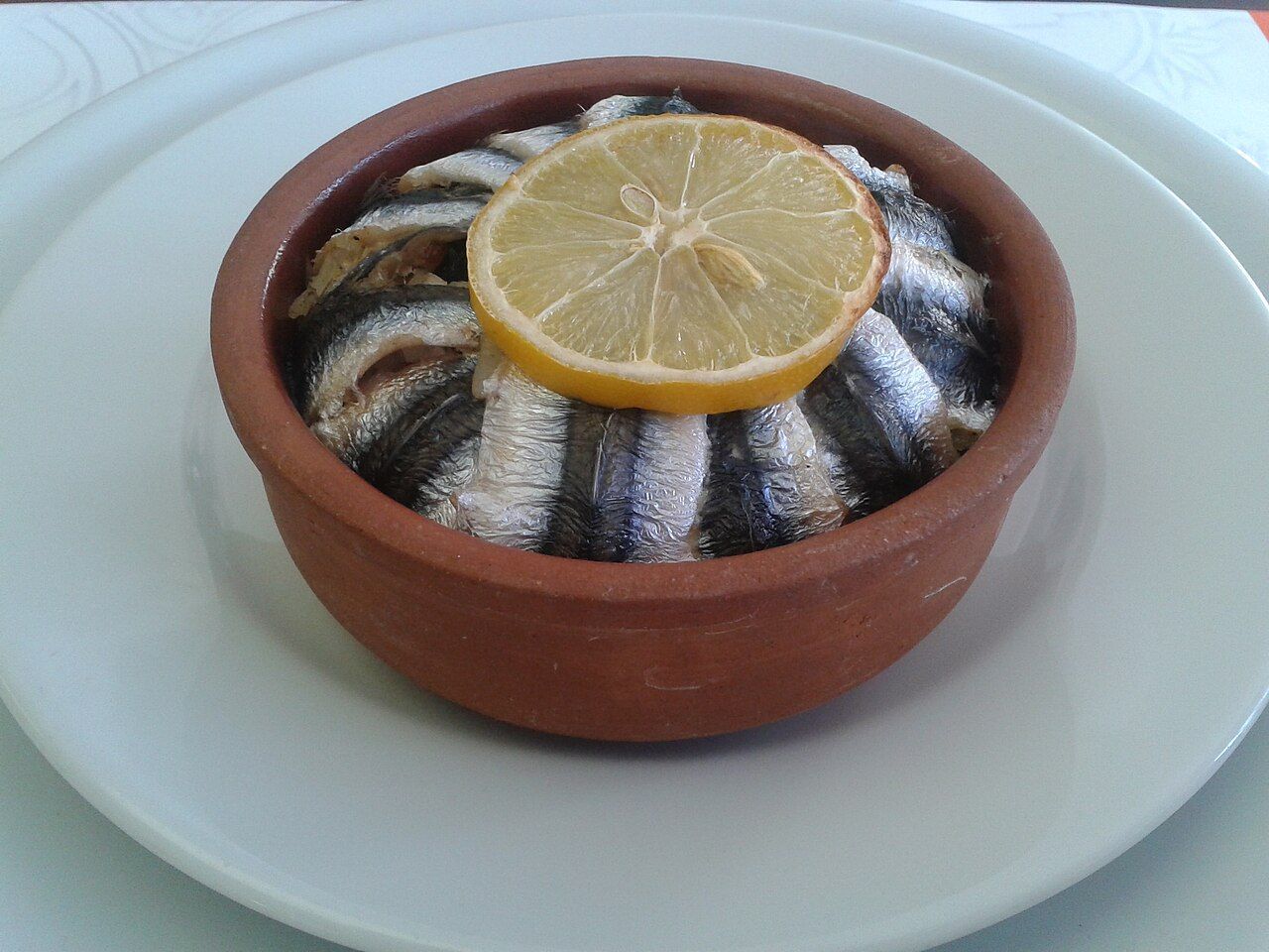 Servido no inverno, o hamsili pilav é um prato de arroz assado no forno com uma camada de anchovas frescas por cima • E4024/Wikimedia Commons/CC BY-SA 4.0