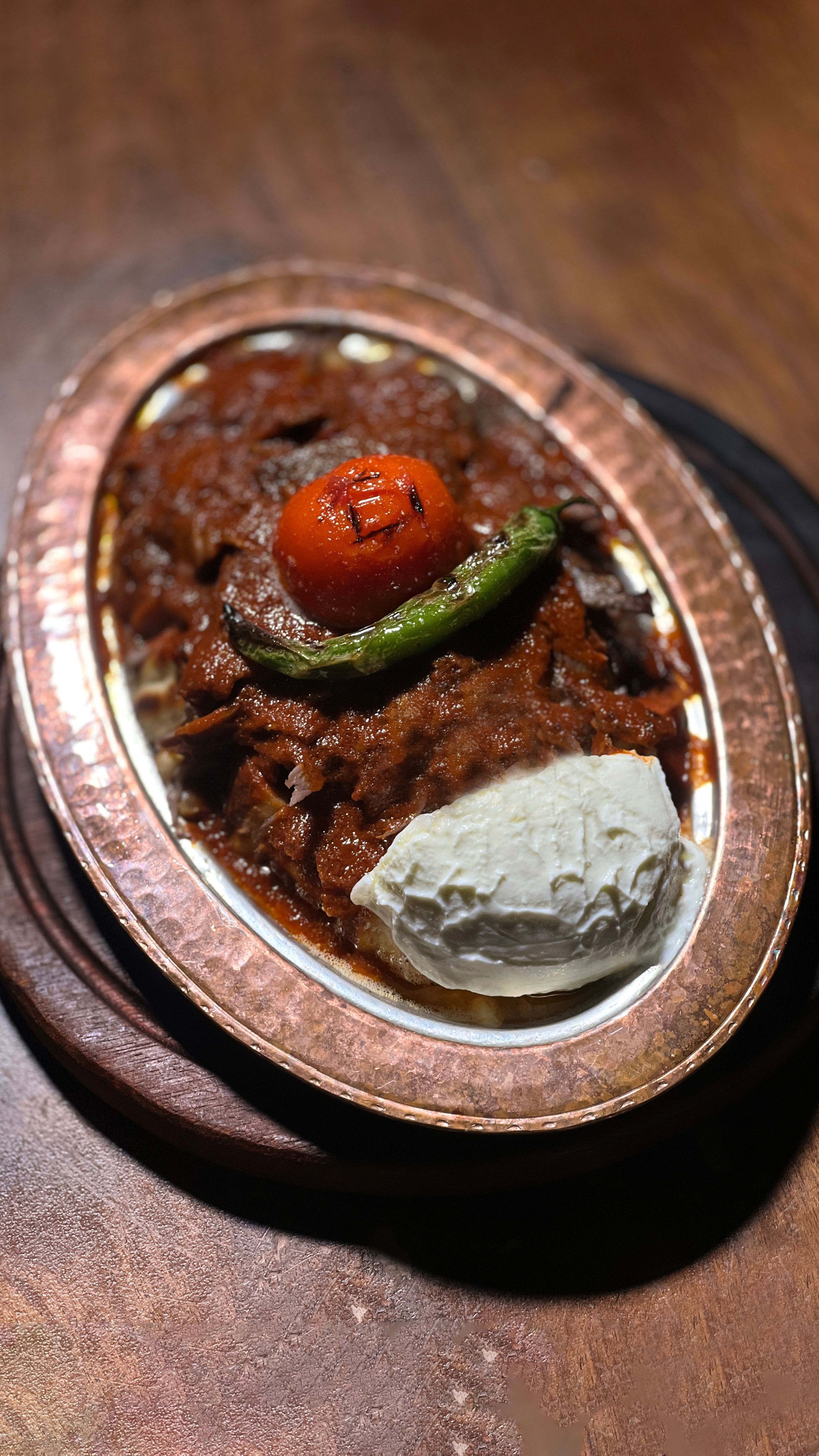 Este prato de carne é composto por döner kebab, preparado com carne de cordeiro grelhada, coberto com molho de tomate picante, colocado sobre pão pita e regado com manteiga derretida e iogurte • Pexels