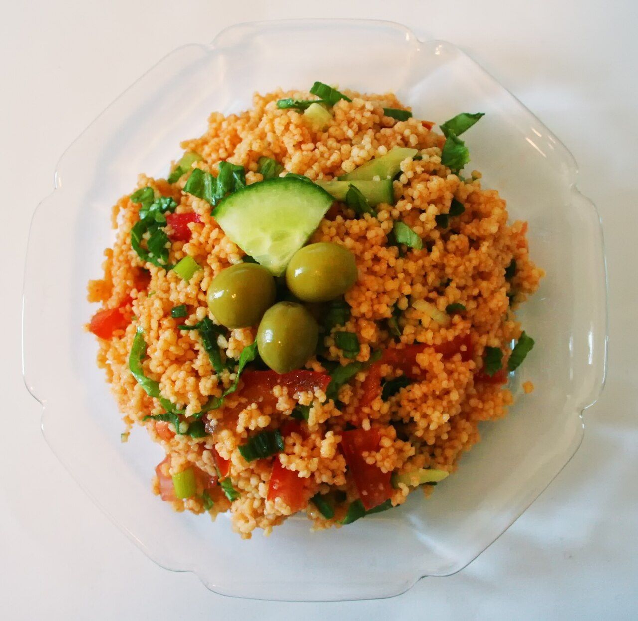 Esta salada simples leva trigo bulgur fino, tomates, alho, salsa e hortelã • Noumenon/Wikimedia Commons/CC BY-SA 3.0
