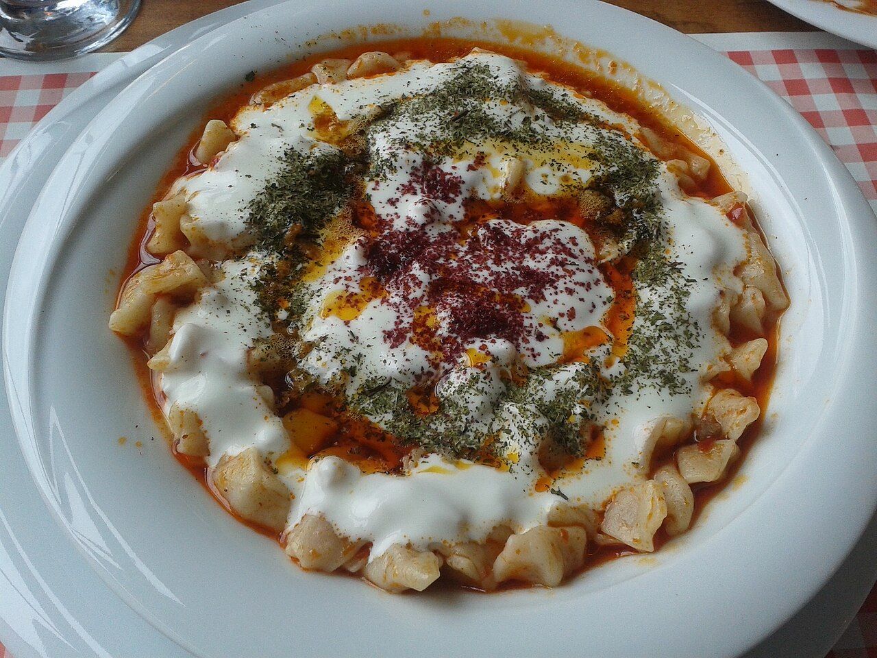 A versão mais popular desses saborosos bolinhos turcos é feita em Kayseri e inclui uma colherada de carne moída selada em pequenos pastéis, em vez de queijo, que é adicionado em outras variações • E4024/Wikimedia Commons/CC BY-SA 4.0