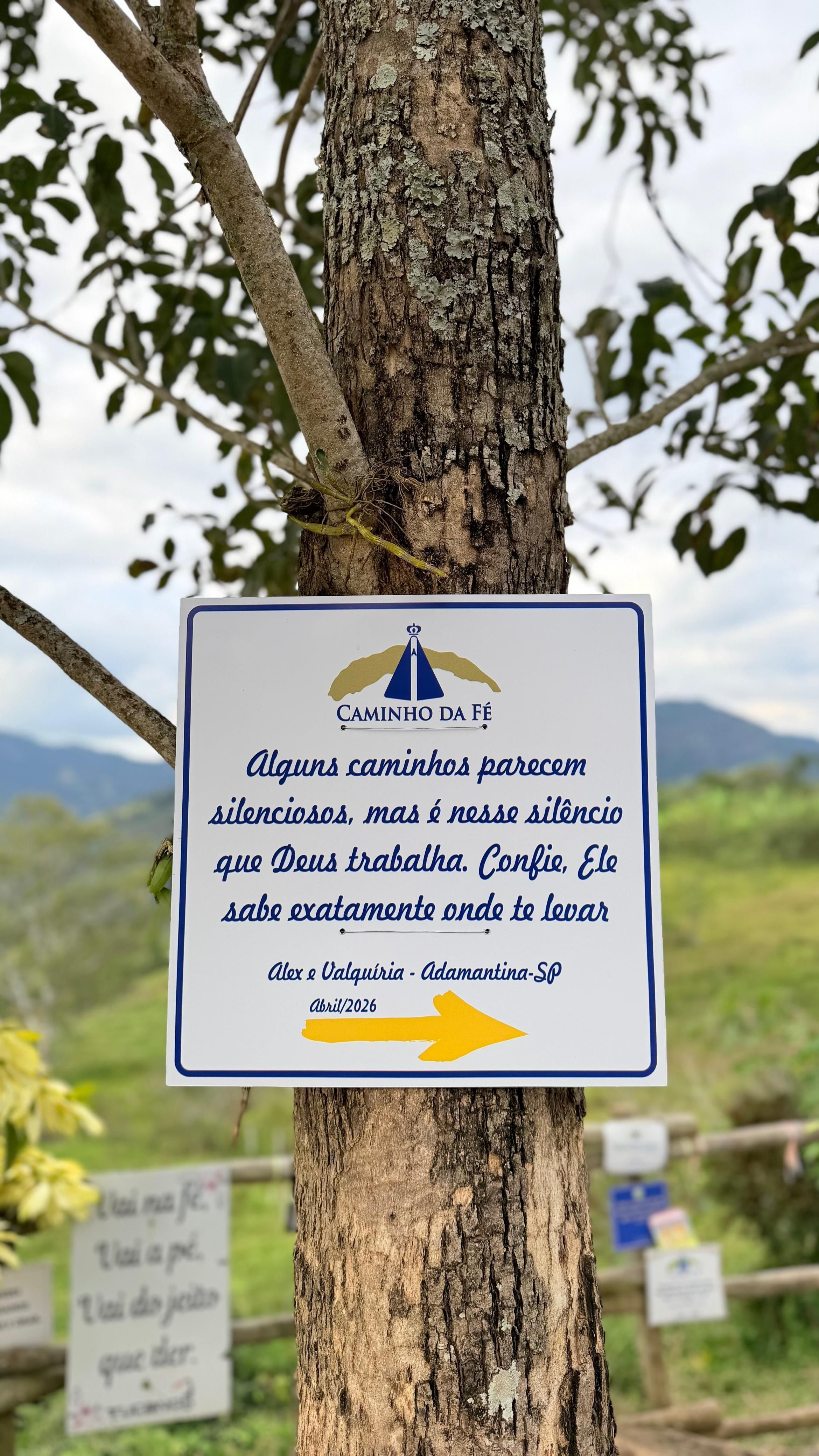 Mensagens de fé são deixadas ao longo de todo o caminho, que pode ser feito partindo de diversos ramais entre São Paulo e Minas Gerais • Gaby Galassi - Vocês no Caminho
