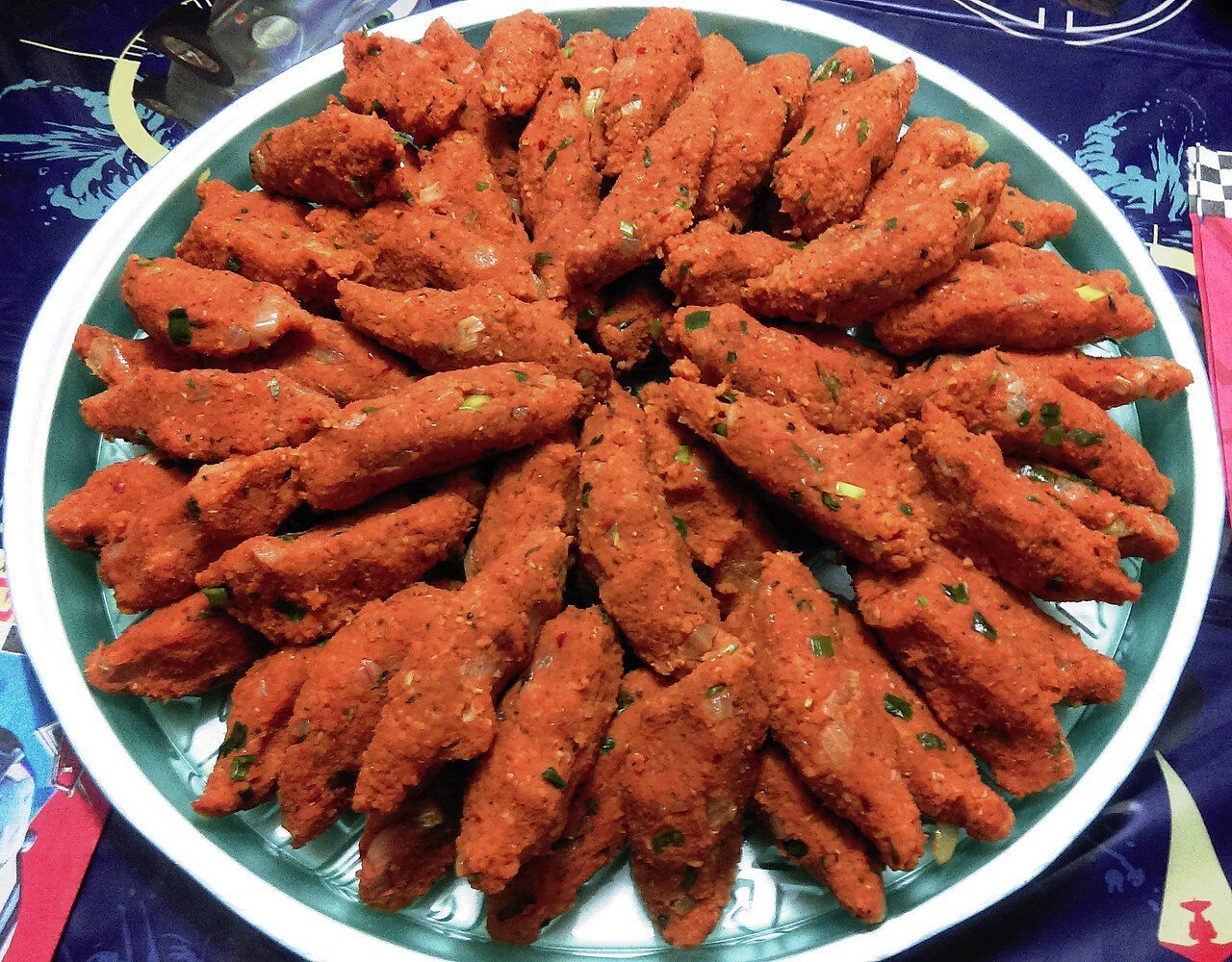 Servido em porções pequenas, este popular aperitivo tem como principais ingredientes o bulgur, as lentilhas vermelhas e diversas especiarias • Ahzaryamed/Wikimedia Commons/CC BY-SA 4.0