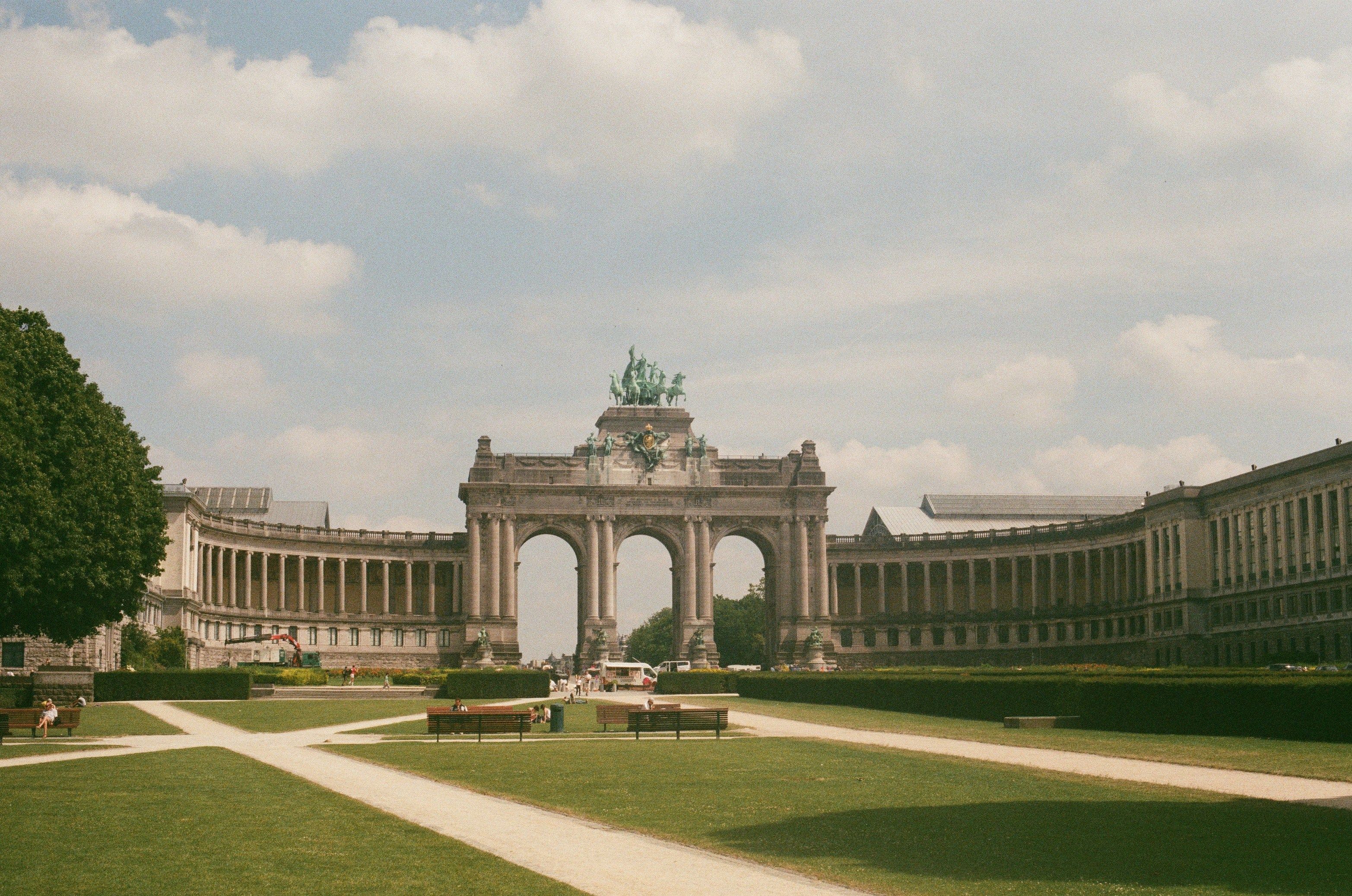 Parc du Cinquantenaire é um parque com monumentos, museus e arco do triunfo • Foto de Mok Alexander na Unsplash